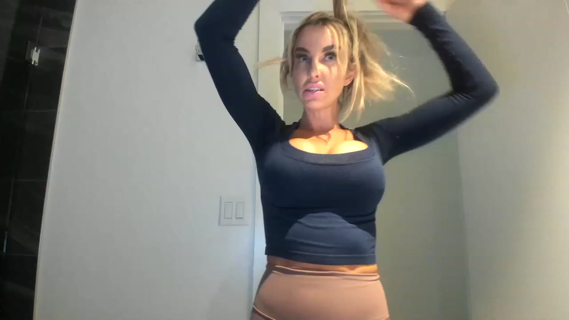 Gallery image thumbnail from KnockinBootss's myfreecams stream on, 05/22/2023, 03:36 image 1 of 20