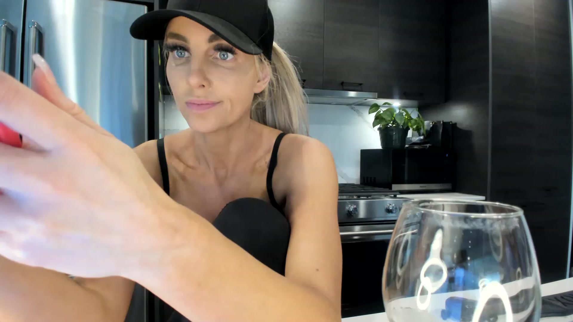 Gallery image thumbnail from KnockinBootss's myfreecams stream on, 06/14/2023, 04:49 image 5 of 20