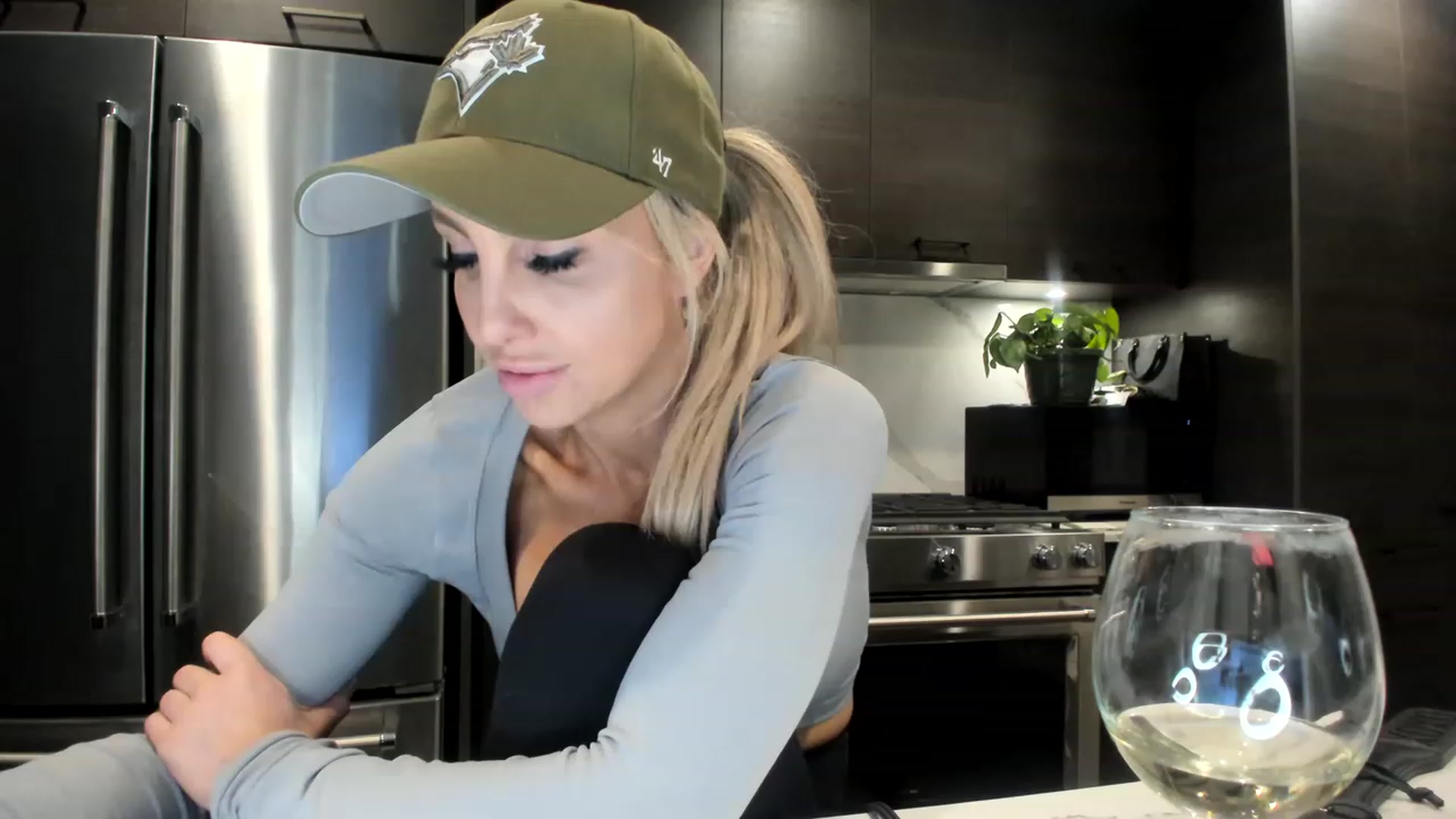 Gallery image thumbnail from KnockinBootss's myfreecams stream on, 06/18/2023, 04:10 image 18 of 20