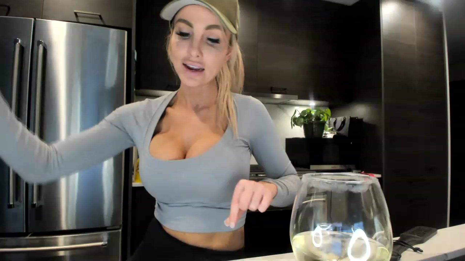 Gallery image thumbnail from KnockinBootss's myfreecams stream on, 06/18/2023, 04:10 image 6 of 20