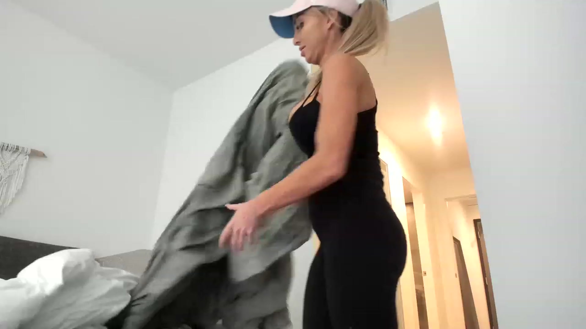 Gallery image thumbnail from KnockinBootss's myfreecams stream on, 06/20/2023, 03:12 image 14 of 20