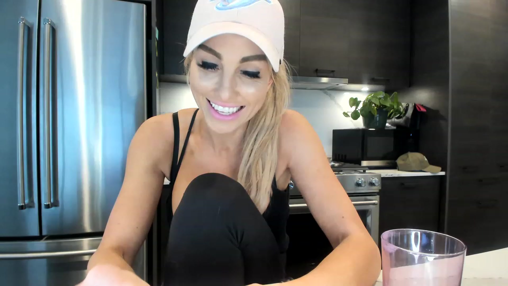 Gallery image thumbnail from KnockinBootss's myfreecams stream on, 06/20/2023, 03:12 image 19 of 20