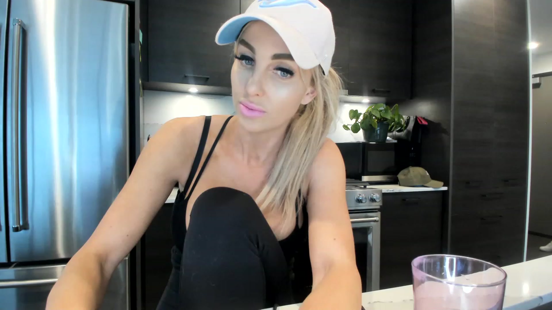 Gallery image thumbnail from KnockinBootss's myfreecams stream on, 06/20/2023, 03:12 image 11 of 20