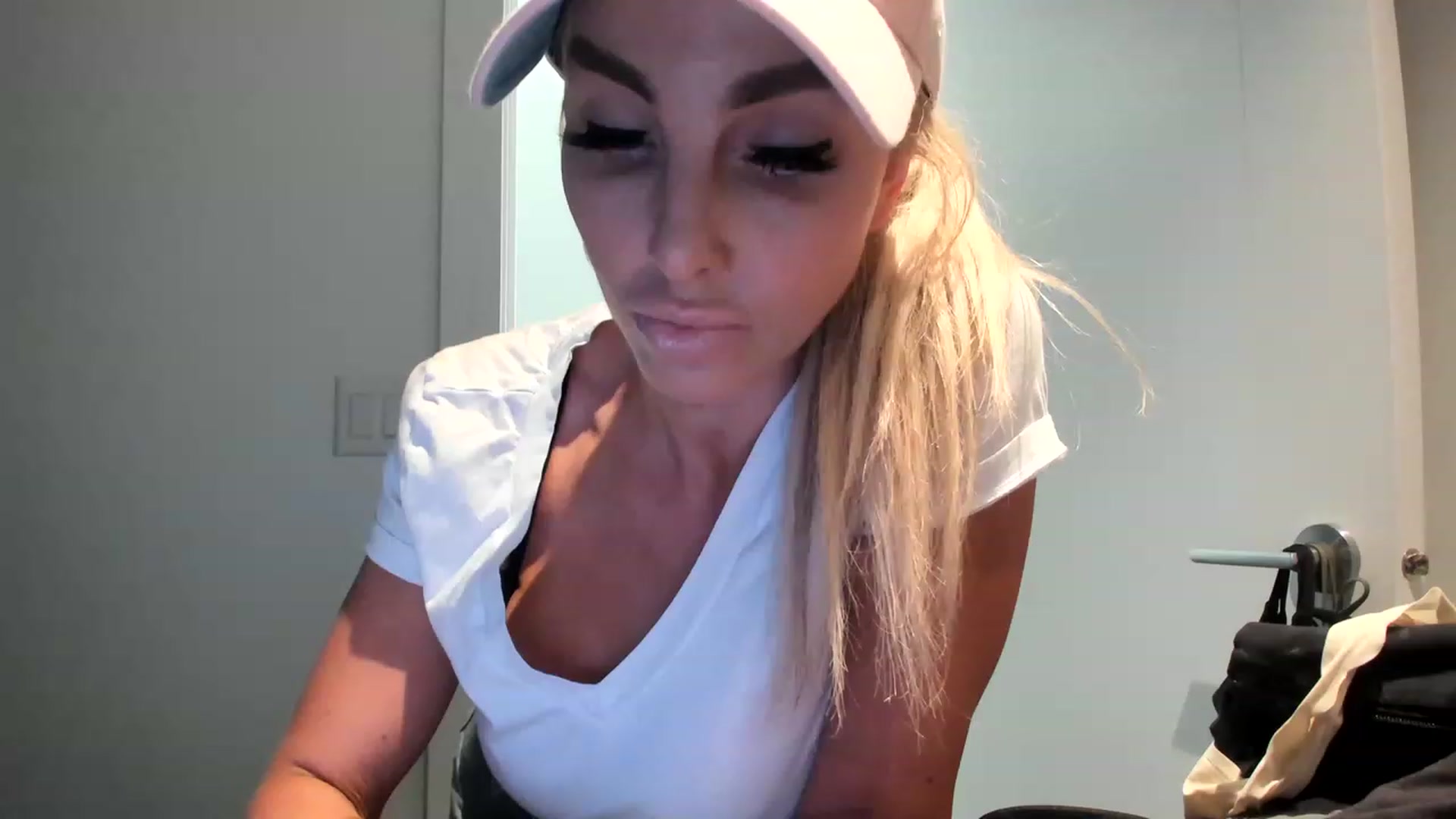 Gallery image thumbnail from KnockinBootss's myfreecams stream on, 06/27/2023, 04:17 image 1 of 20