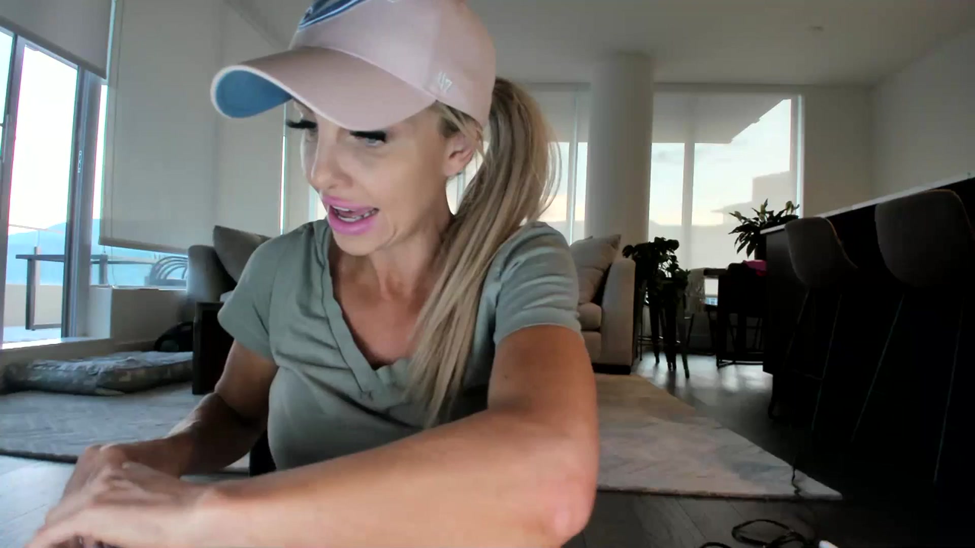 Gallery image thumbnail from KnockinBootss's myfreecams stream on, 07/05/2023, 04:39 image 1 of 20
