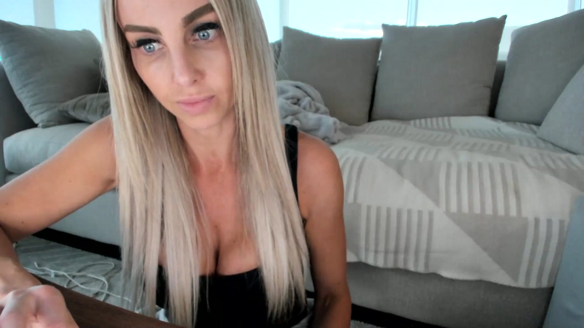 Gallery image thumbnail from KnockinBootss's myfreecams stream on, 07/18/2023, 03:44 image 7 of 20