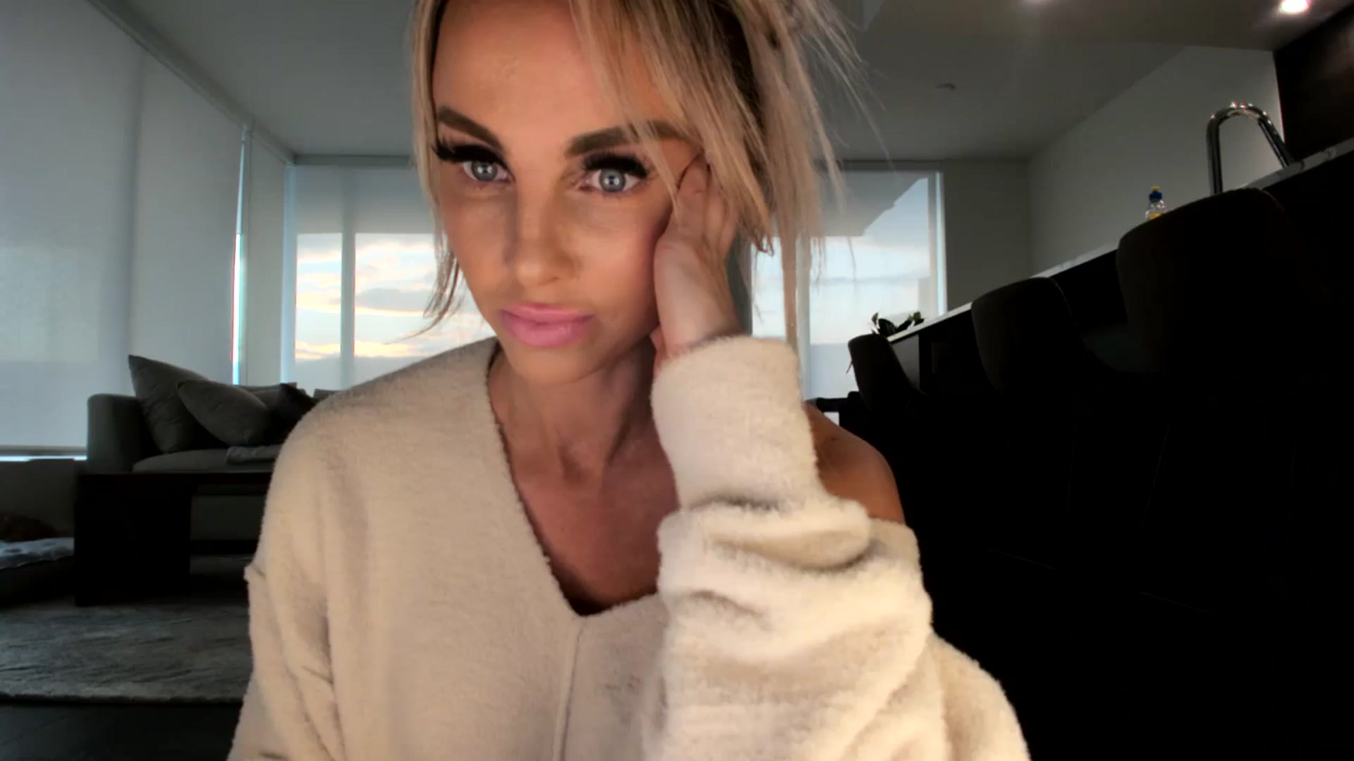 Gallery image thumbnail from KnockinBootss's myfreecams stream on, 08/24/2023, 03:42 image 1 of 20