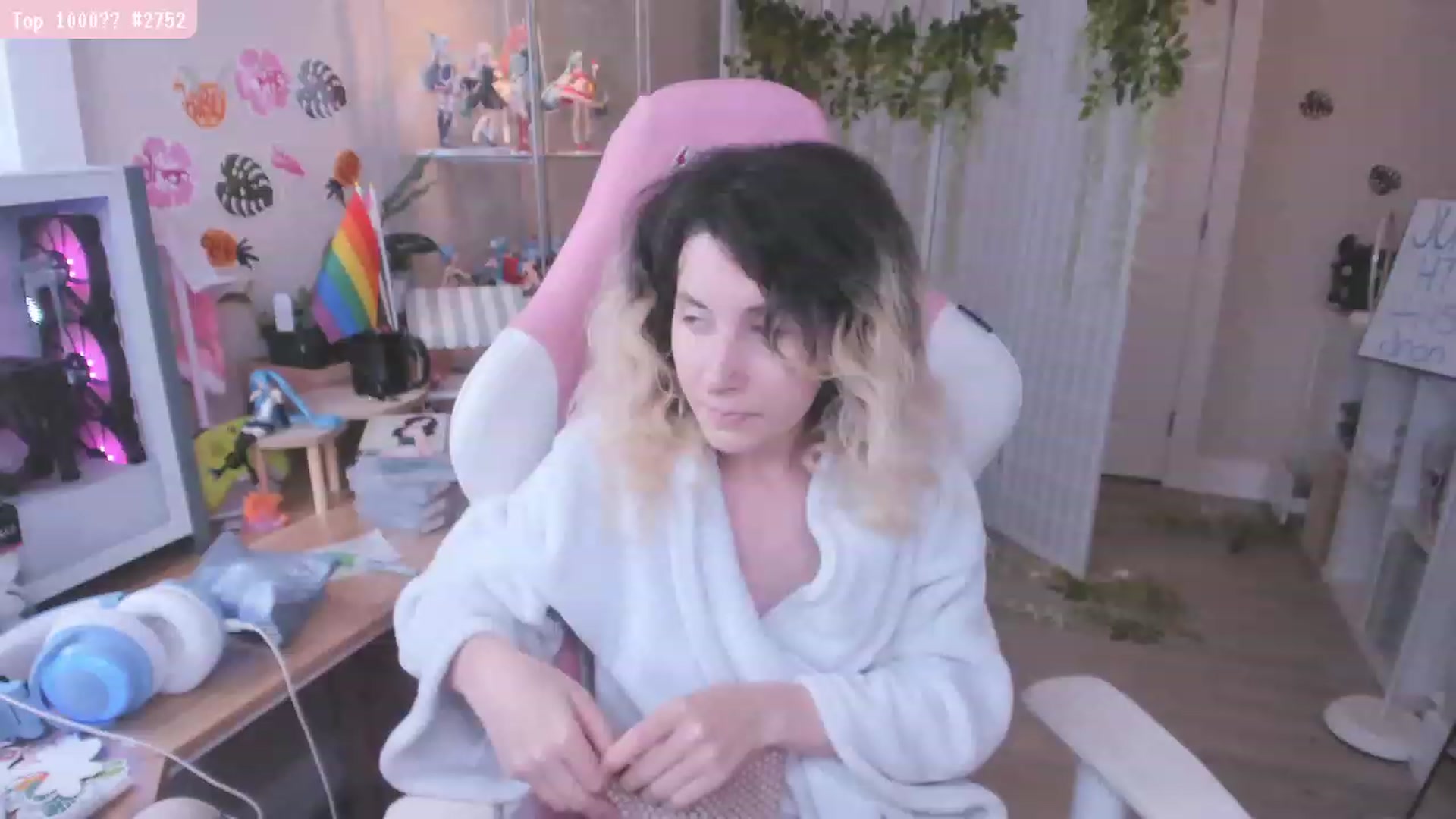 Gallery image thumbnail from KomoBear's myfreecams stream on, 06/18/2023, 03:35 image 1 of 20