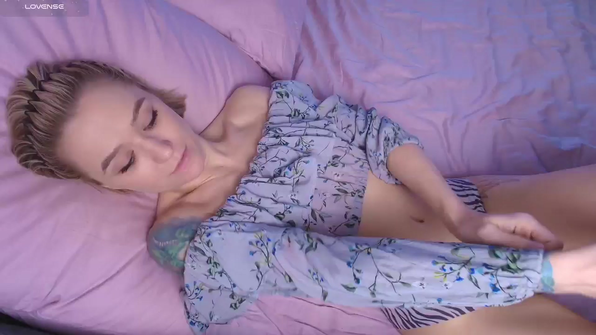 Gallery image thumbnail from Kota_sky's myfreecams stream on, 10/22/2025, 05:07 image 1 of 20