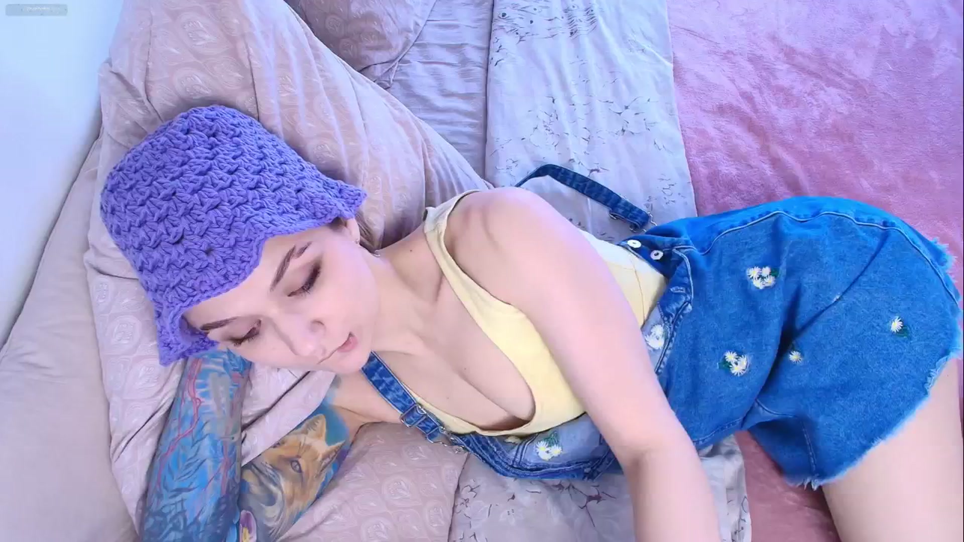 Gallery image thumbnail from Kota_sky's myfreecams stream on, 04/07/2026, 06:49 image 17 of 20