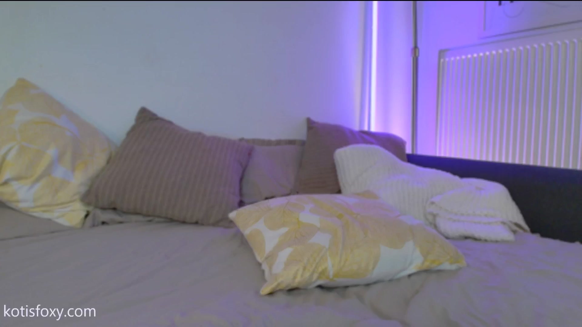 Gallery image thumbnail from KotisFoxy's myfreecams stream on, 11/21/2024, 06:03 image 17 of 20