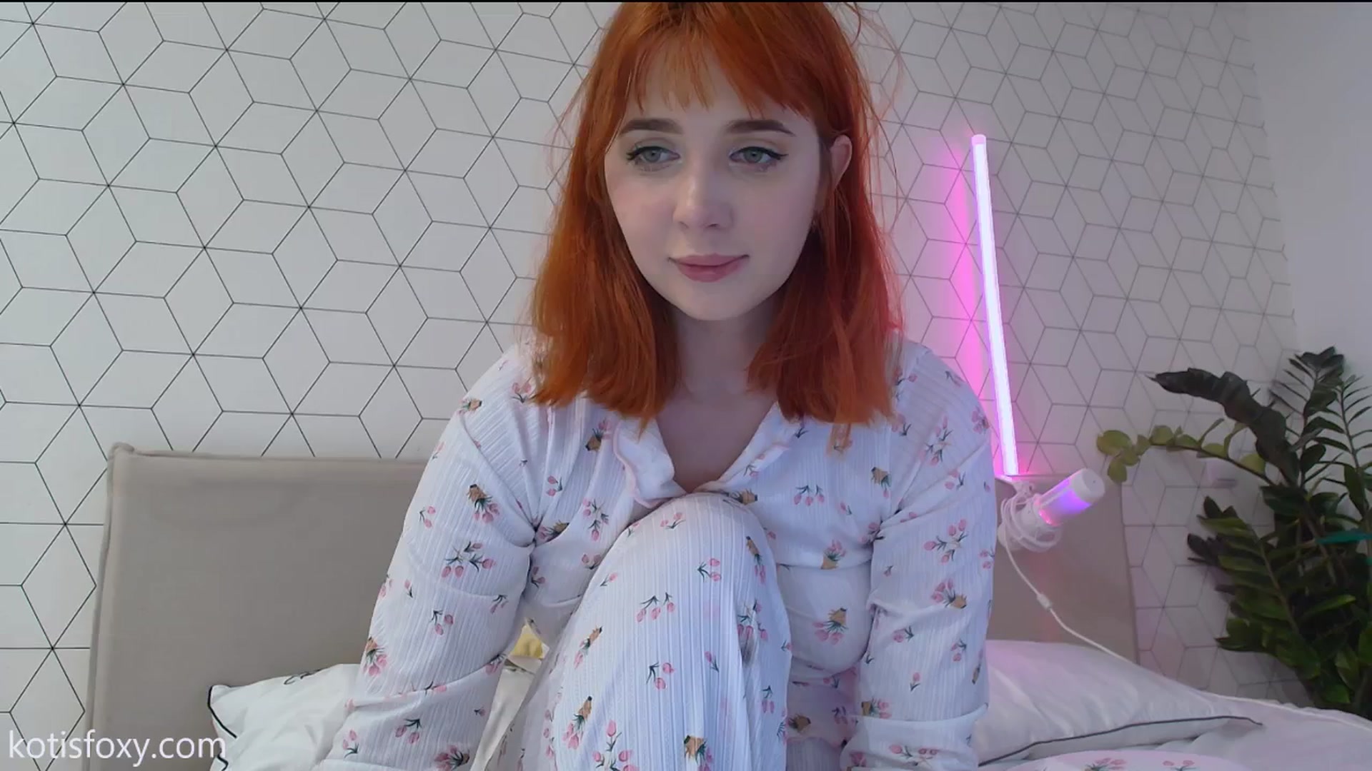 Gallery image thumbnail from KotisFoxy's myfreecams stream on, 12/02/2024, 15:11 image 15 of 20