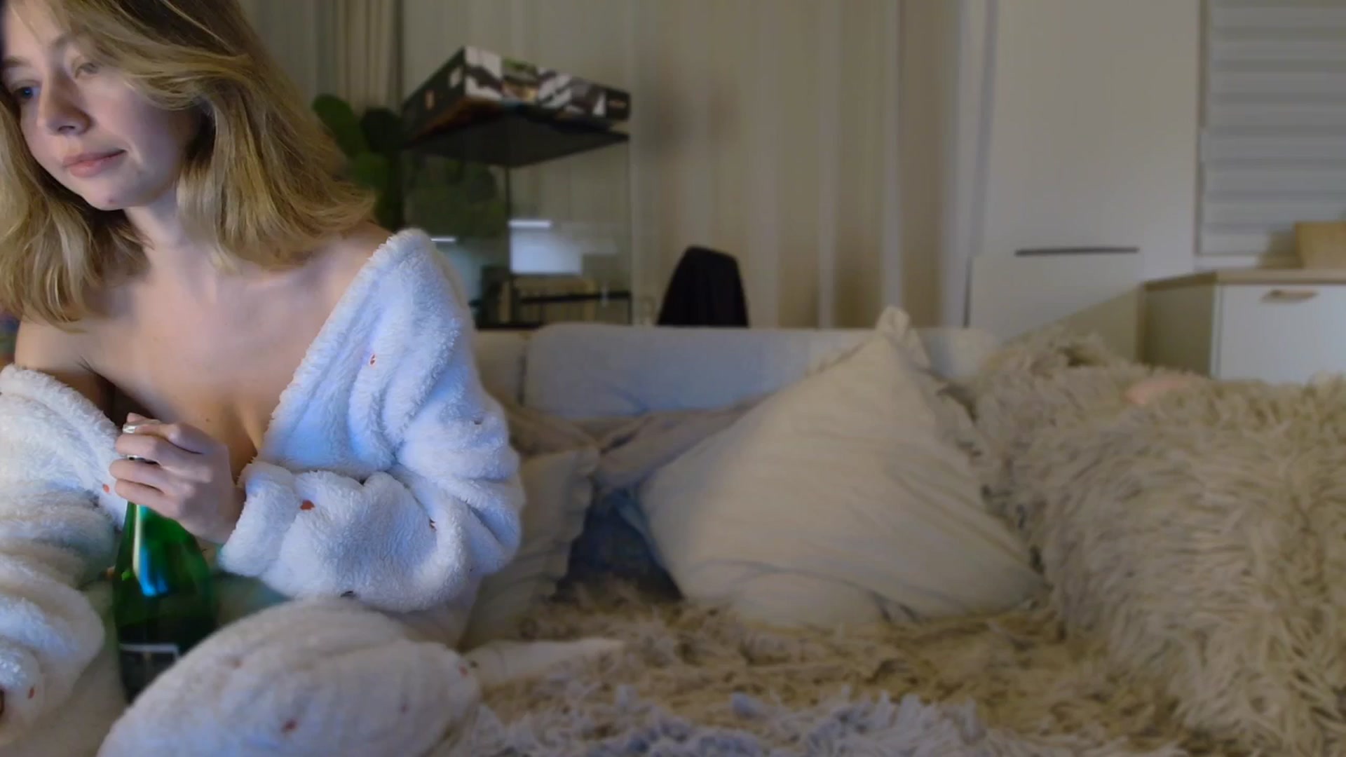 Gallery image thumbnail from KotisFoxy's myfreecams stream on, 01/26/2025, 04:43 image 8 of 20