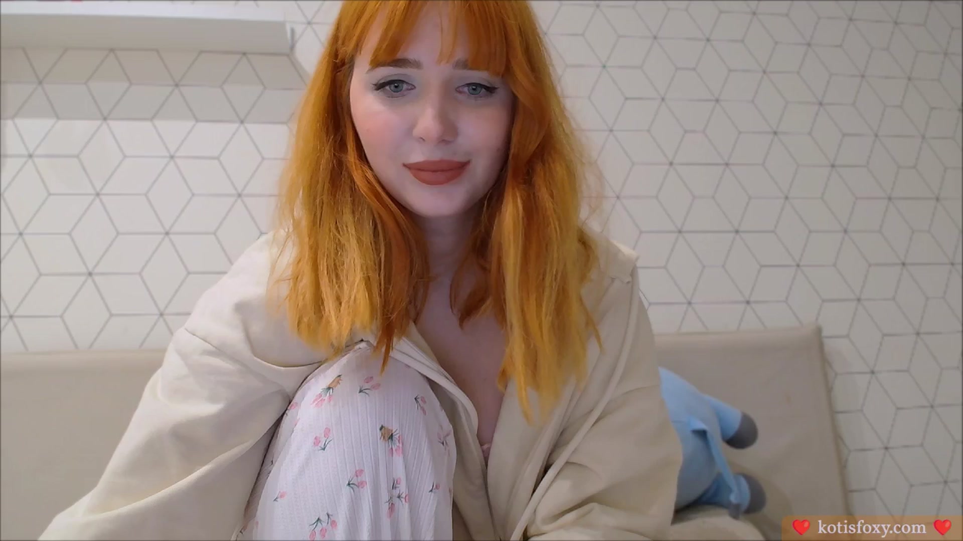 Gallery image thumbnail from KotisFoxy's myfreecams stream on, 05/06/2025, 21:35 image 11 of 20