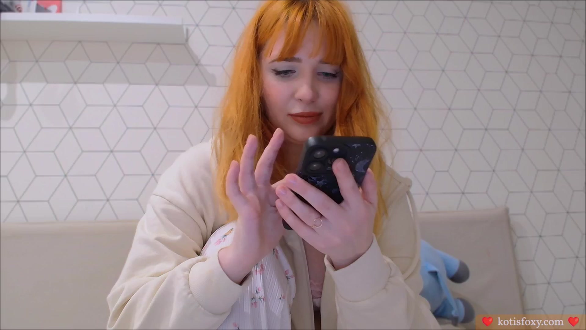 Gallery image thumbnail from KotisFoxy's myfreecams stream on, 05/06/2025, 21:35 image 17 of 20