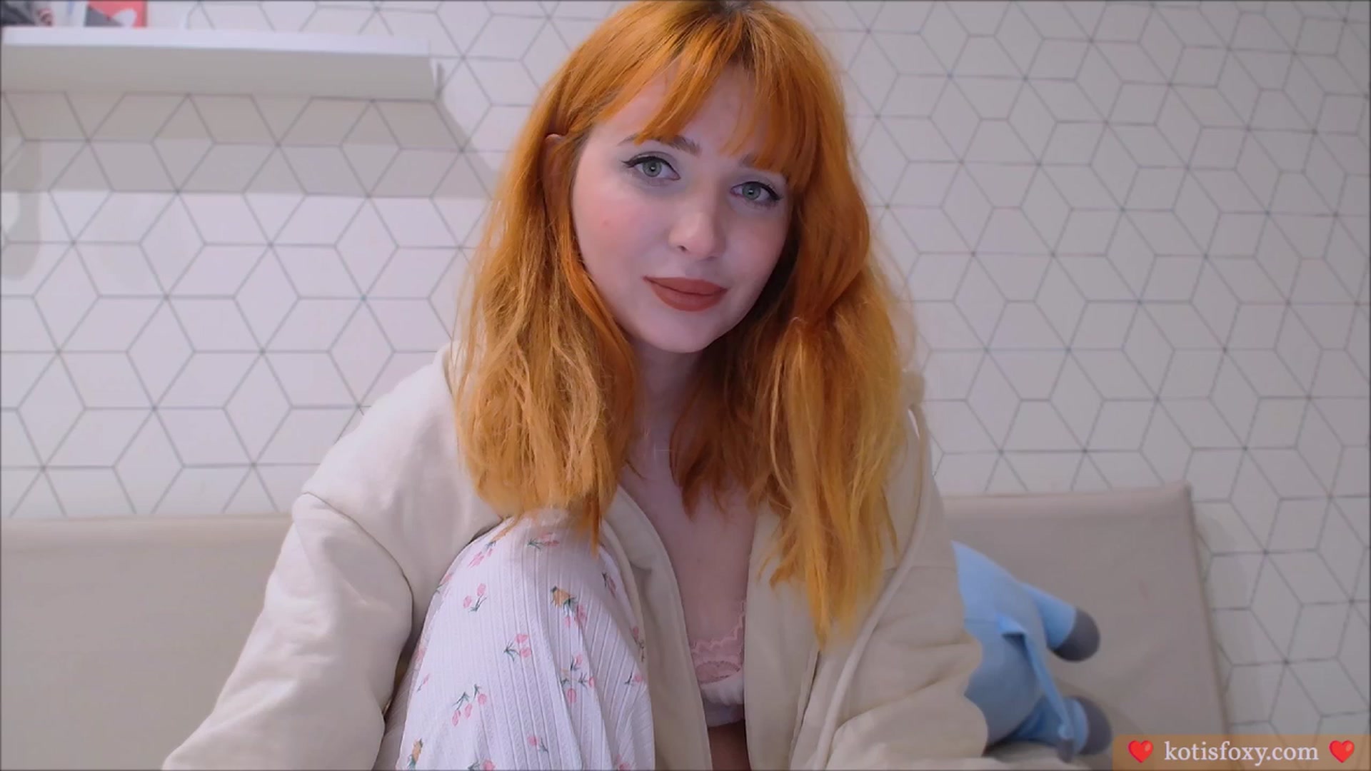 Gallery image thumbnail from KotisFoxy's myfreecams stream on, 05/06/2025, 21:35 image 19 of 20