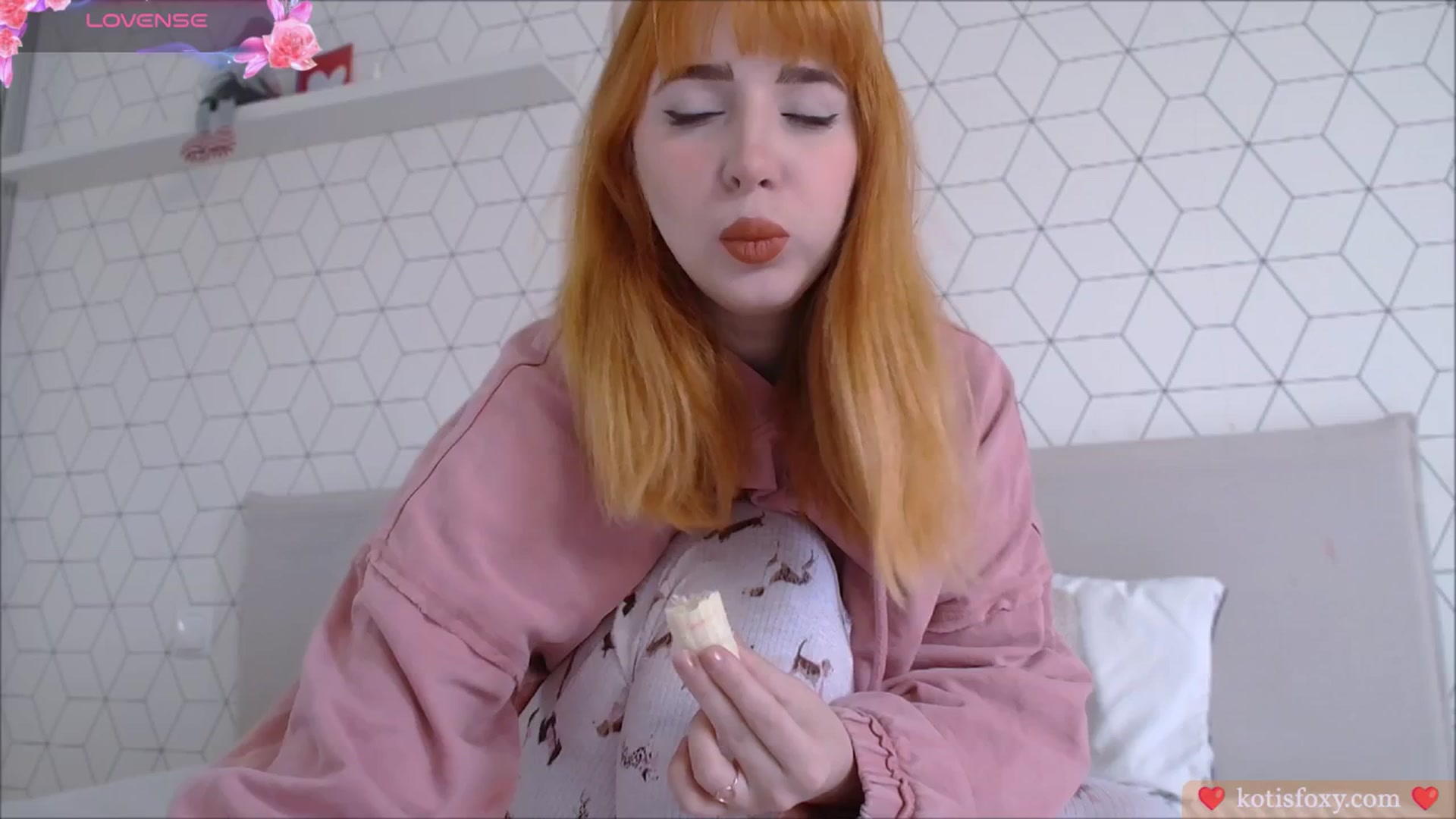 Gallery image thumbnail from KotisFoxy's myfreecams stream on, 05/09/2025, 15:43 image 15 of 20