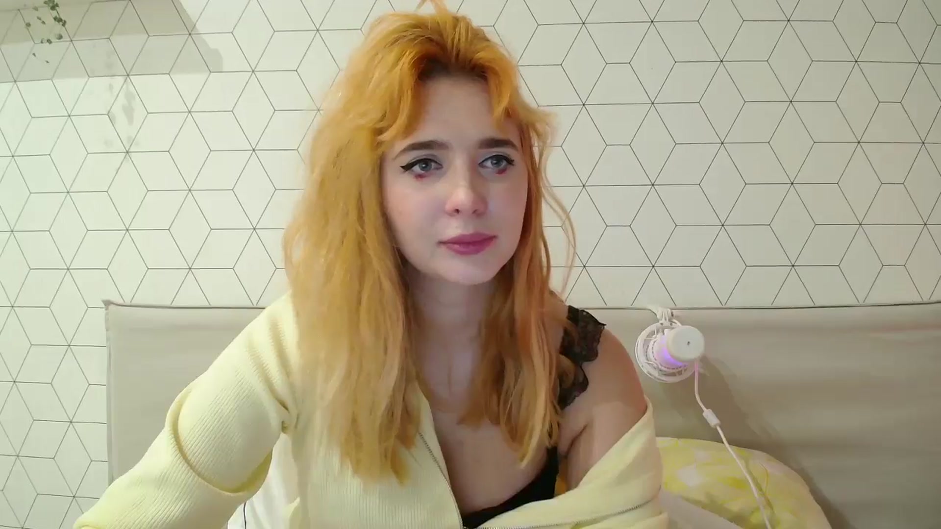 Gallery image thumbnail from KotisFoxy's myfreecams stream on, 09/28/2025, 17:31 image 12 of 20
