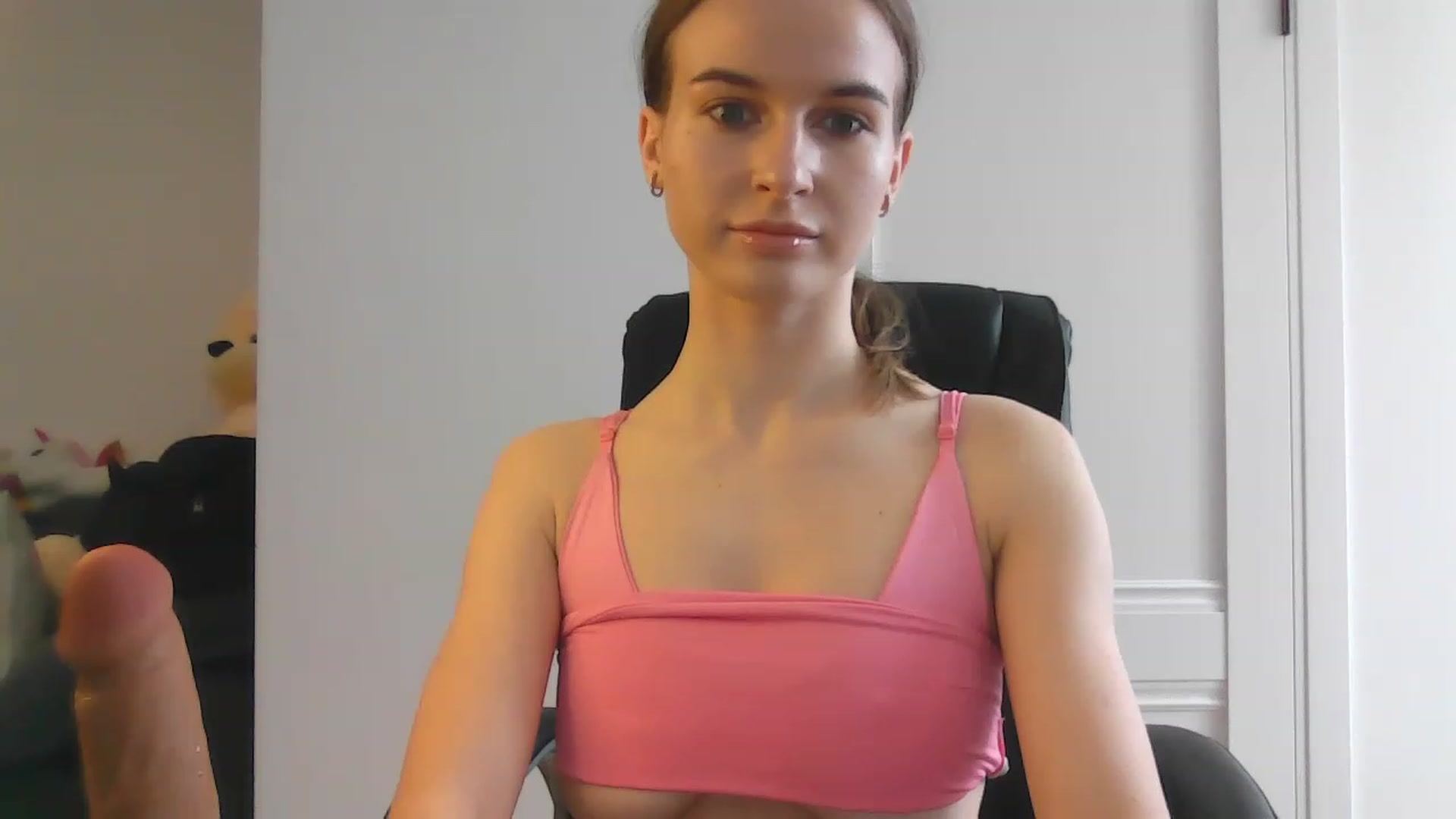 Gallery image thumbnail from Kris_gray's myfreecams stream on, 04/17/2023, 09:09 image 3 of 20