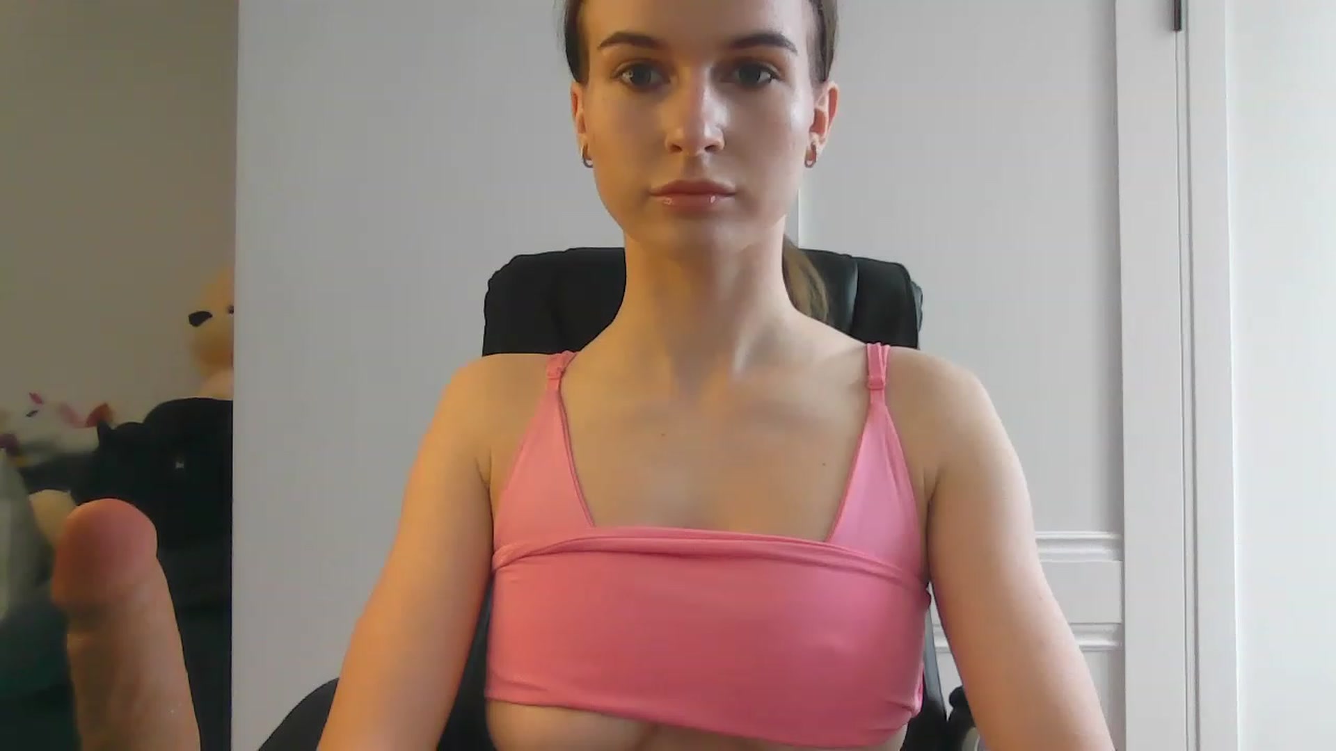 Gallery image thumbnail from Kris_gray's myfreecams stream on, 04/17/2023, 09:09 image 4 of 20