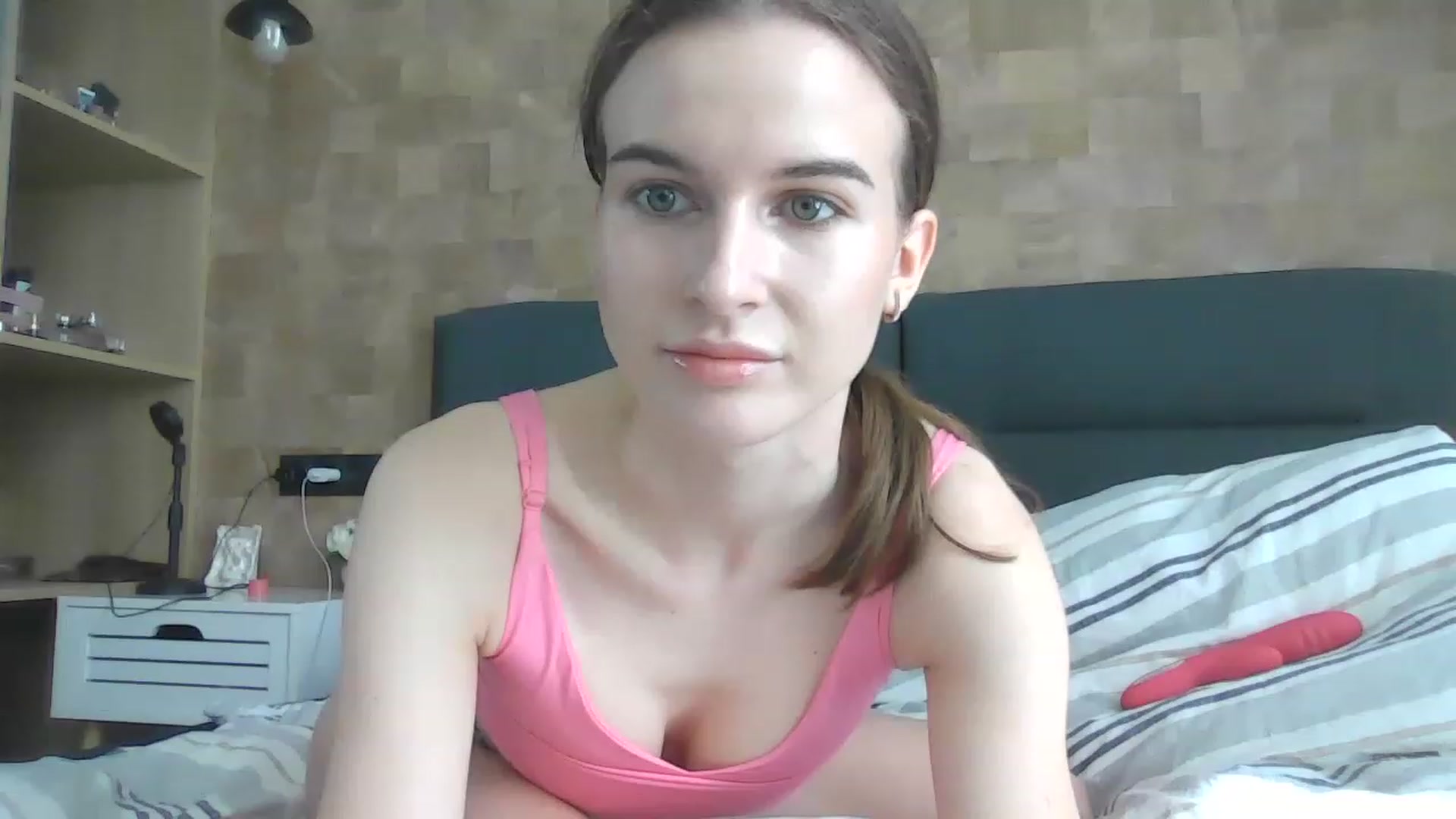 Gallery image thumbnail from Kris_gray's myfreecams stream on, 04/17/2023, 09:09 image 14 of 20