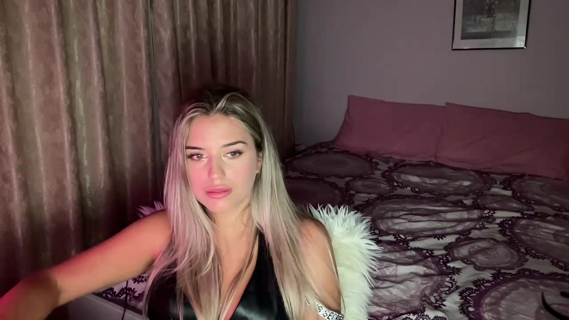 Gallery image thumbnail from KrissBoomm's myfreecams stream on, 09/19/2024, 24:12 image 13 of 20