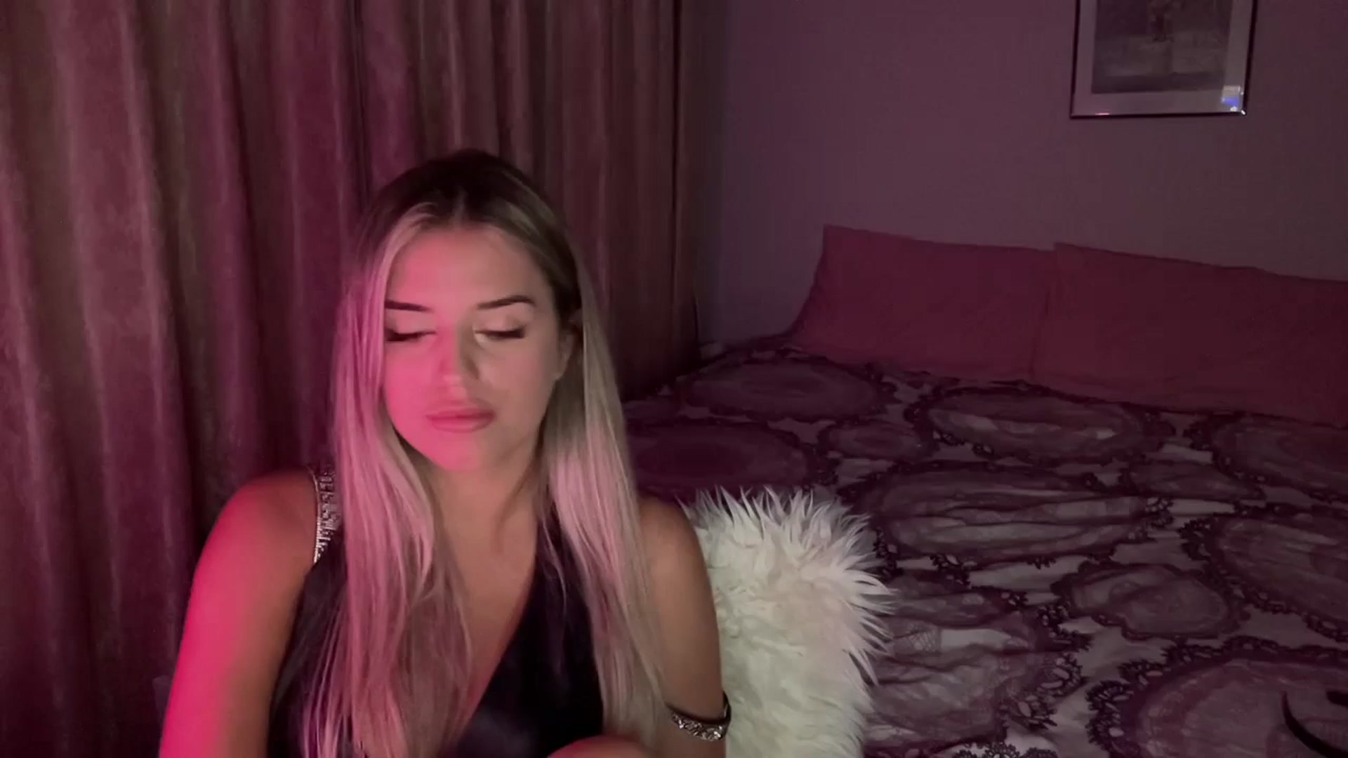 Gallery image thumbnail from KrissBoomm's myfreecams stream on, 09/19/2024, 24:12 image 1 of 20