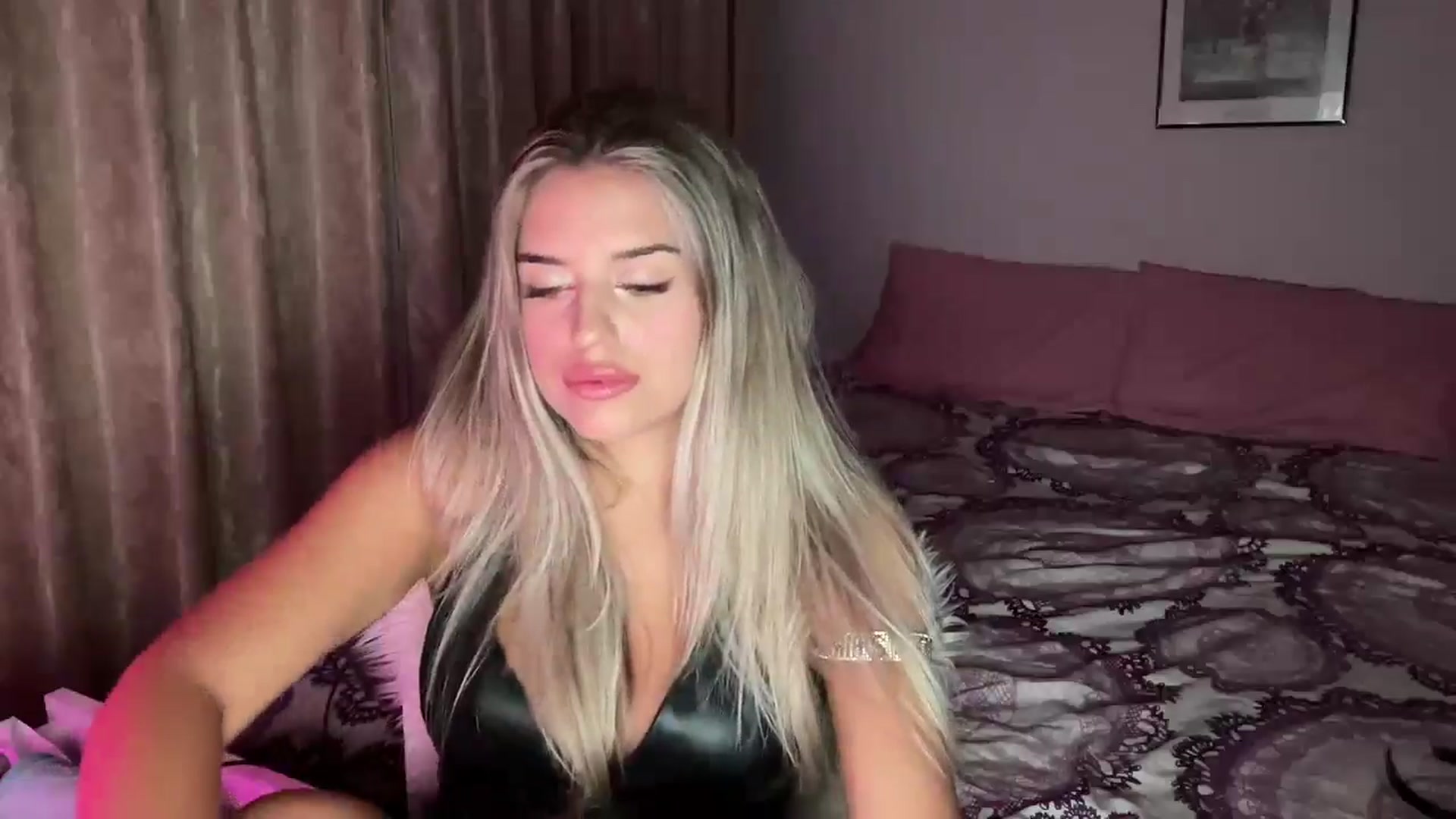Gallery image thumbnail from KrissBoomm's myfreecams stream on, 09/19/2024, 24:12 image 17 of 20