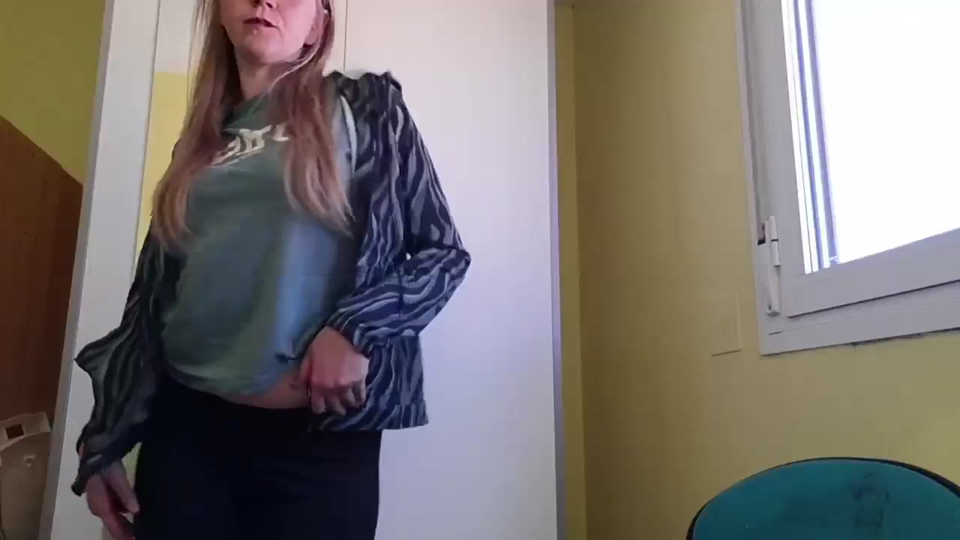 Gallery image thumbnail from KrisssKiss1's myfreecams stream on, 03/29/2026, 10:50 image 16 of 20