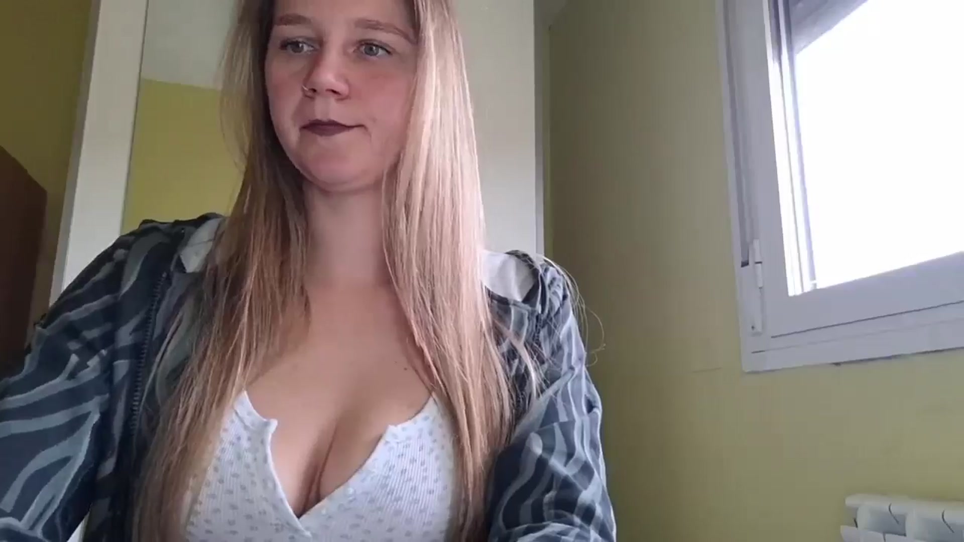 Gallery image thumbnail from KrisssKiss1's myfreecams stream on, 05/04/2026, 12:34 image 18 of 20
