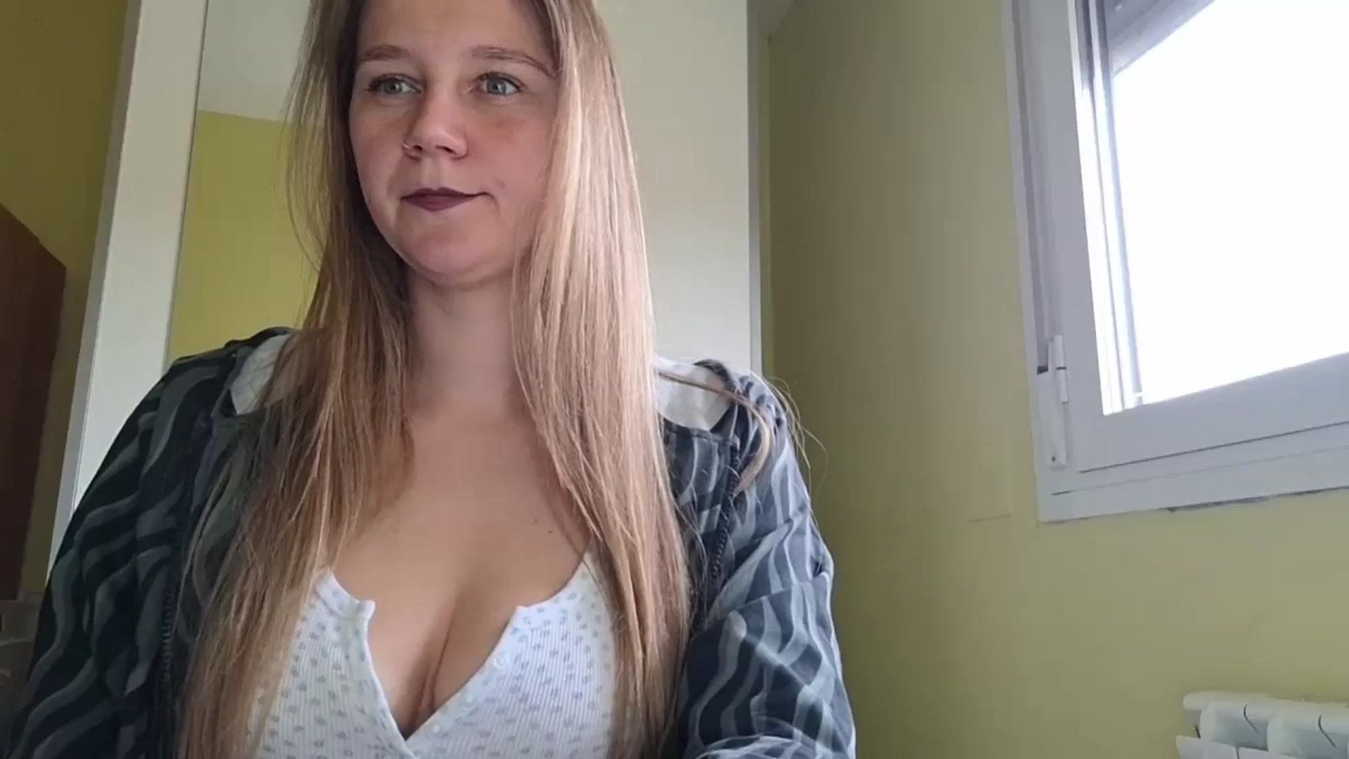 Gallery image thumbnail from KrisssKiss1's myfreecams stream on, 05/04/2026, 12:34 image 14 of 20