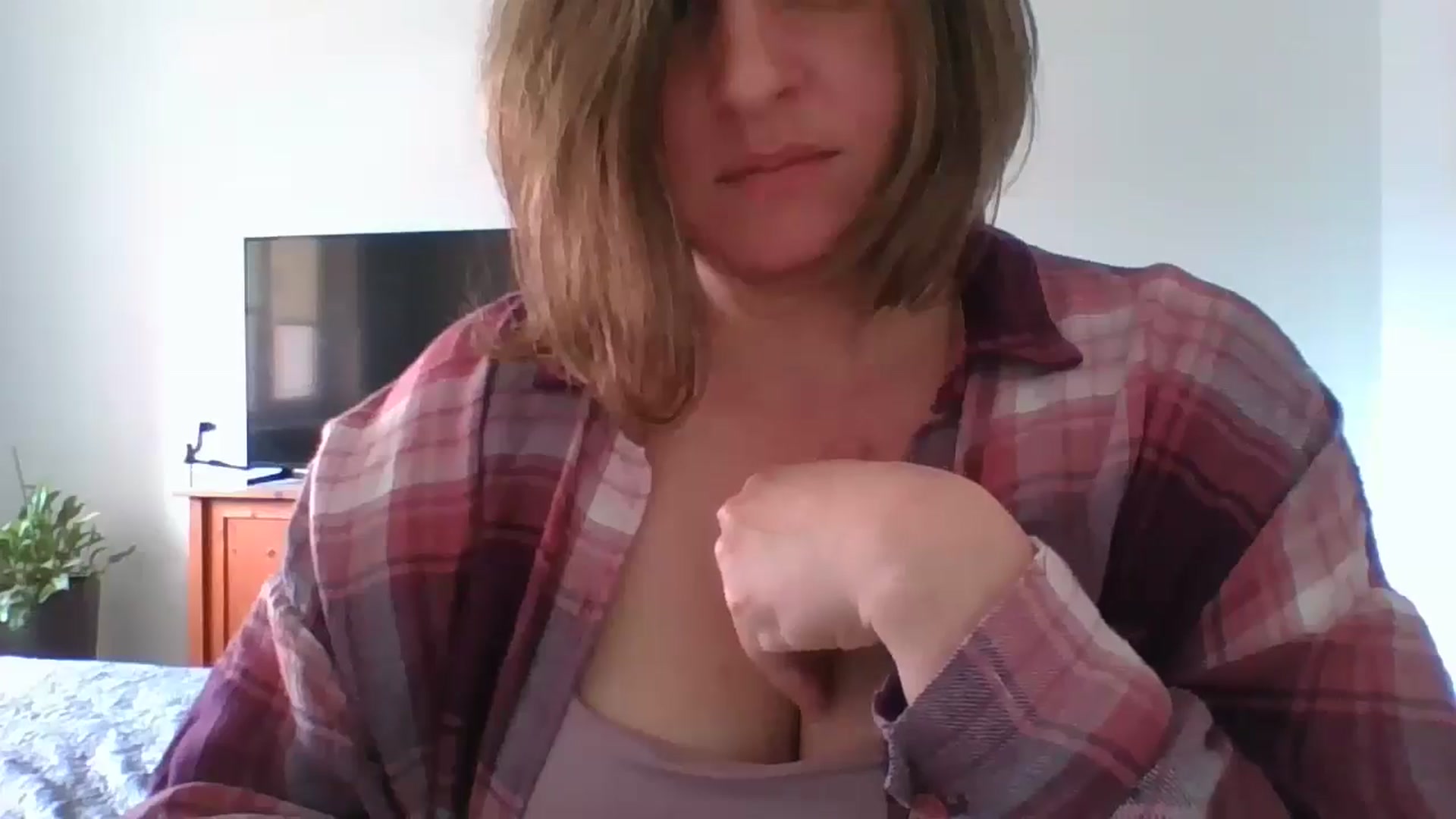 Gallery image thumbnail from Krissy_Lace's myfreecams stream on, 04/16/2026, 10:52 image 8 of 20