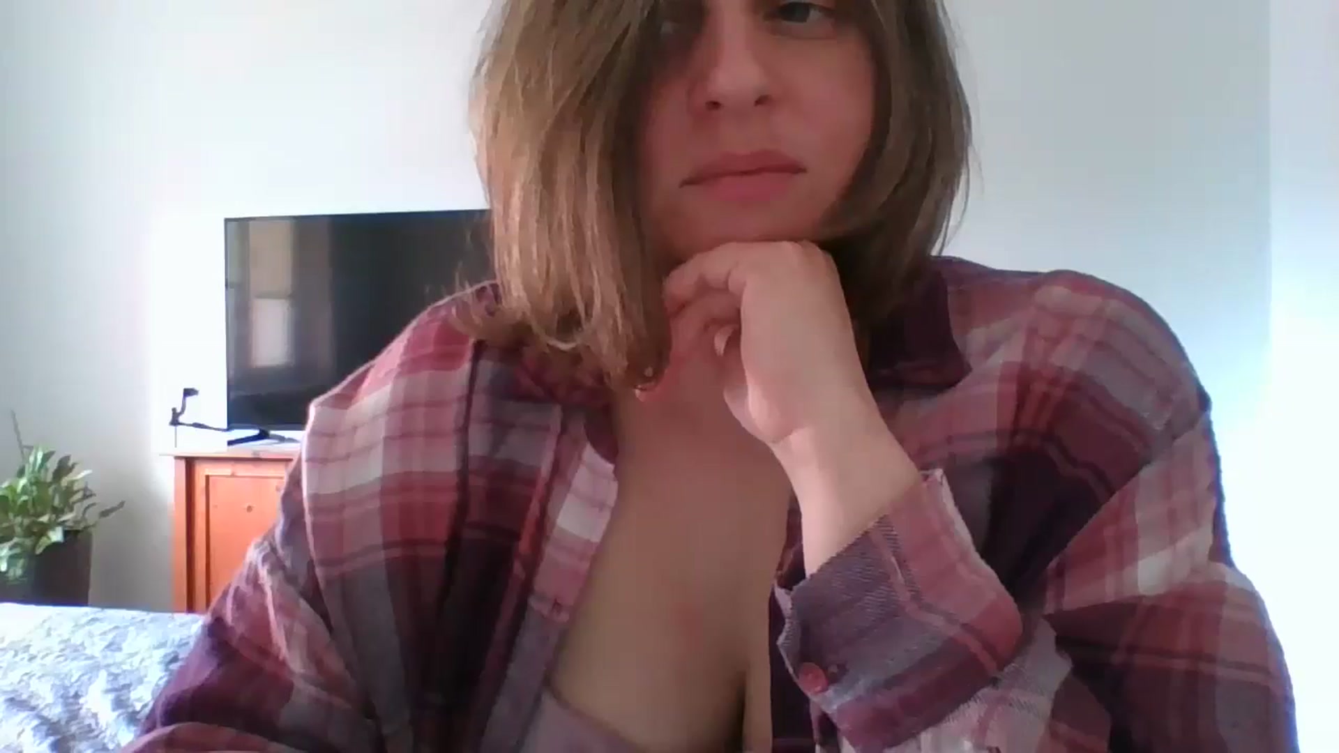 Gallery image thumbnail from Krissy_Lace's myfreecams stream on, 04/16/2026, 10:52 image 7 of 20