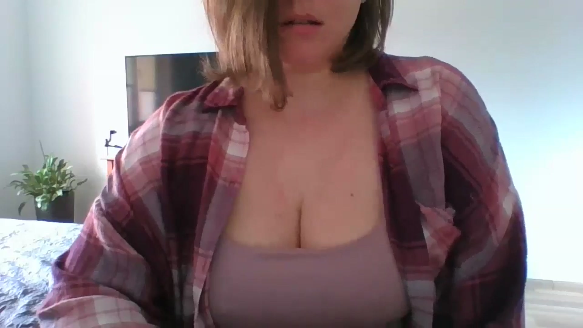 Gallery image thumbnail from Krissy_Lace's myfreecams stream on, 04/16/2026, 10:52 image 13 of 20