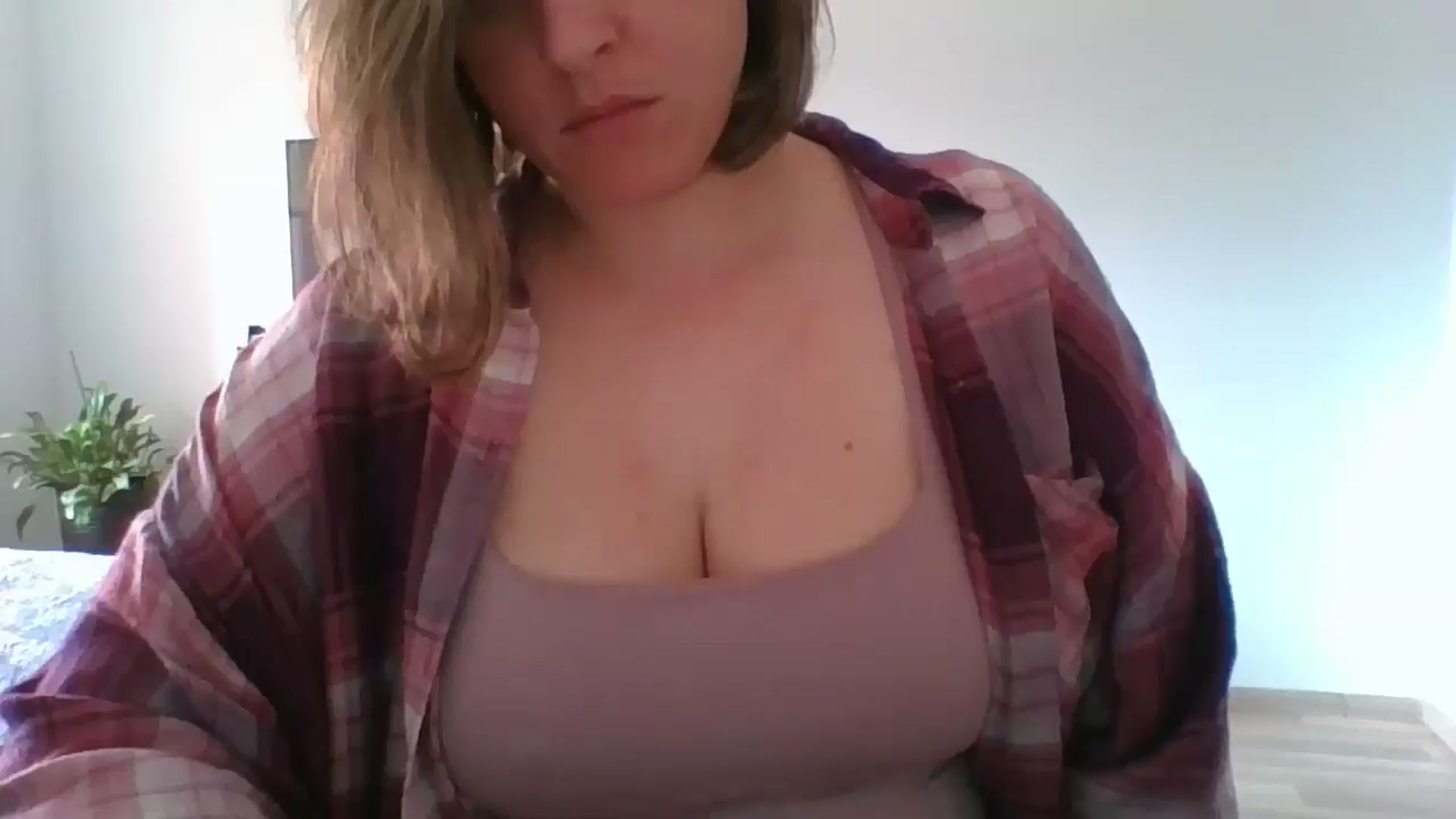 Gallery image thumbnail from Krissy_Lace's myfreecams stream on, 04/16/2026, 10:52 image 17 of 20