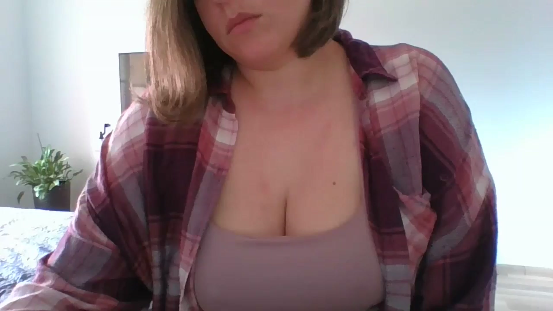 Gallery image thumbnail from Krissy_Lace's myfreecams stream on, 04/16/2026, 10:52 image 14 of 20