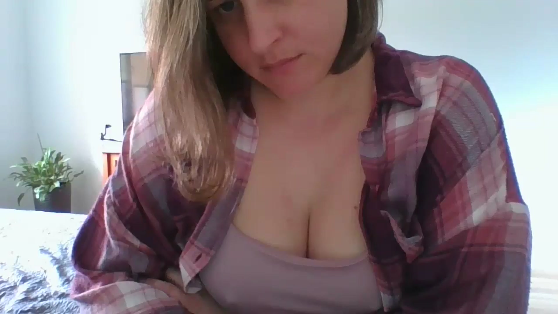 Gallery image thumbnail from Krissy_Lace's myfreecams stream on, 04/16/2026, 10:52 image 10 of 20