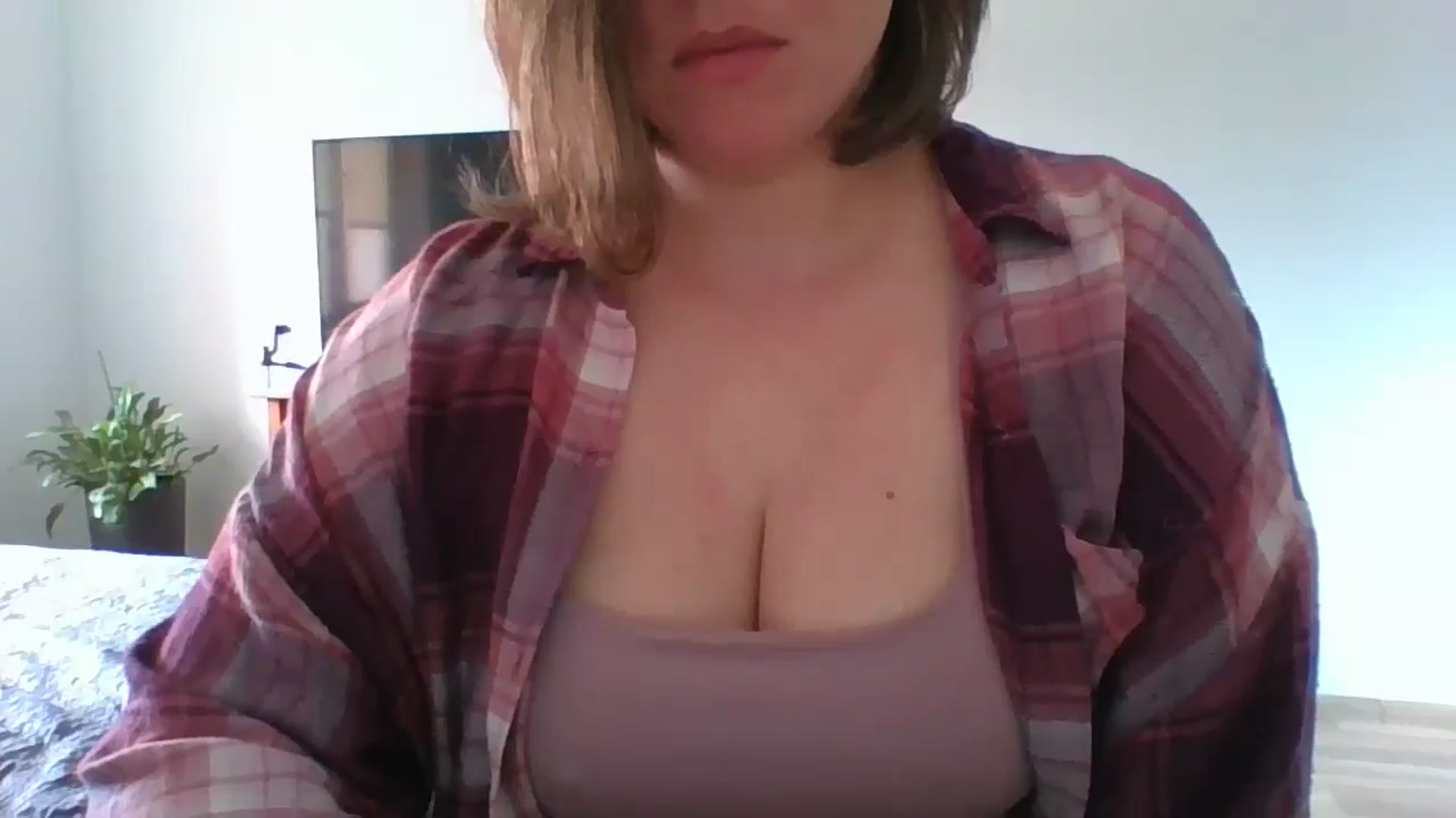 Gallery image thumbnail from Krissy_Lace's myfreecams stream on, 04/16/2026, 10:52 image 12 of 20