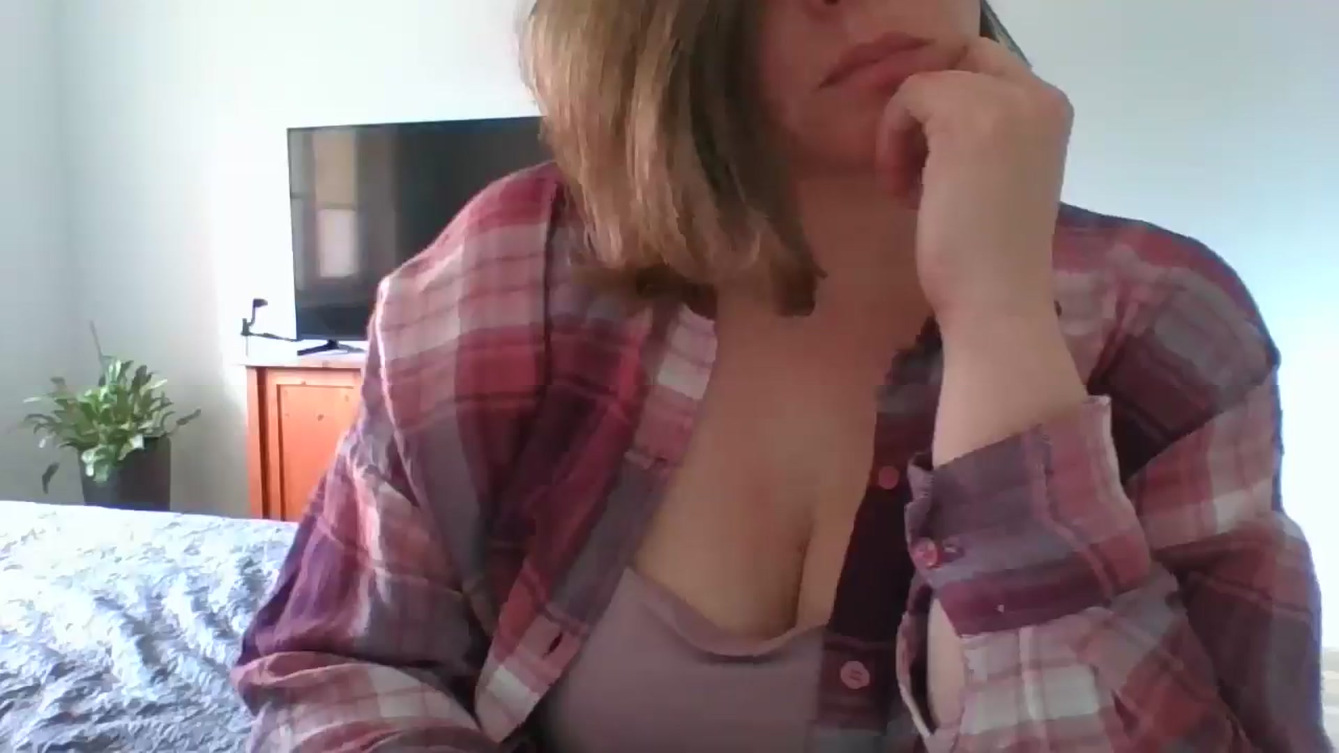 Gallery image thumbnail from Krissy_Lace's myfreecams stream on, 04/16/2026, 10:52 image 9 of 20