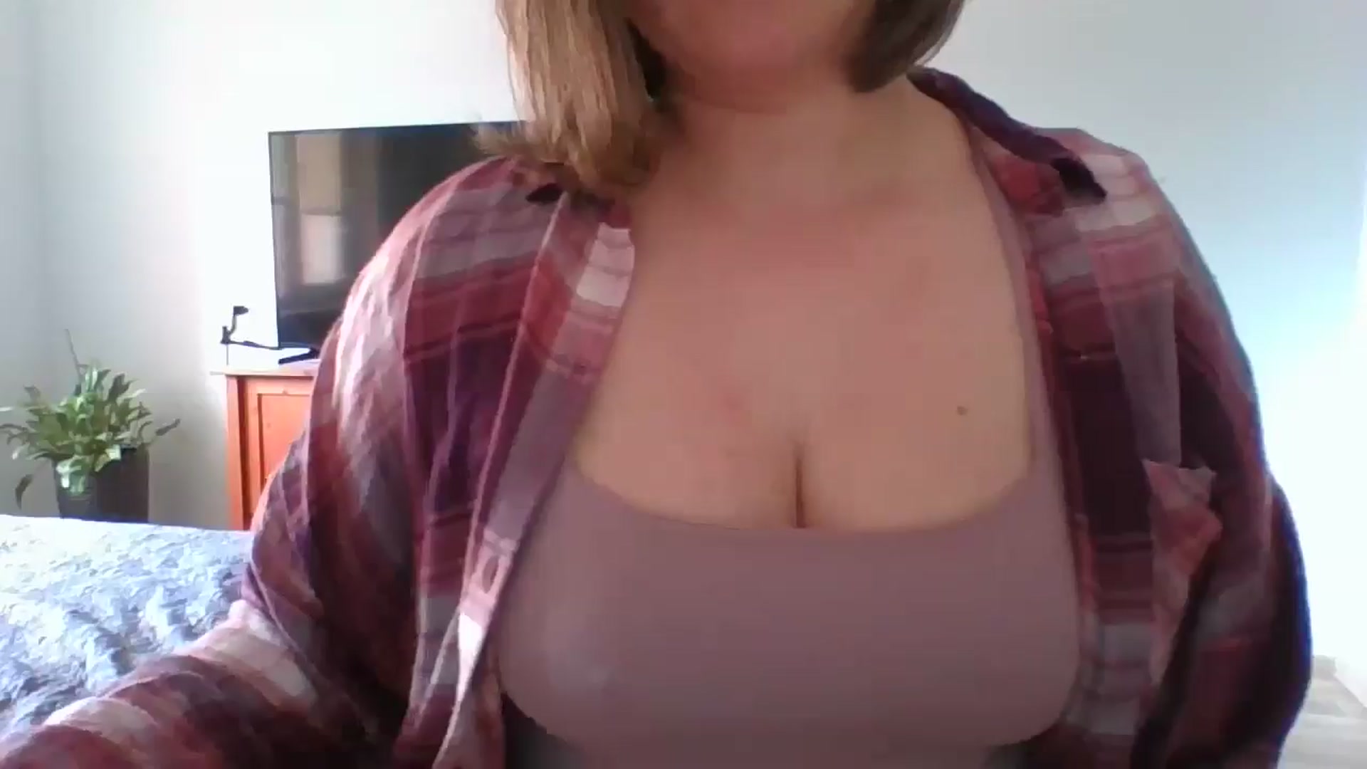 Gallery image thumbnail from Krissy_Lace's myfreecams stream on, 04/16/2026, 10:52 image 16 of 20