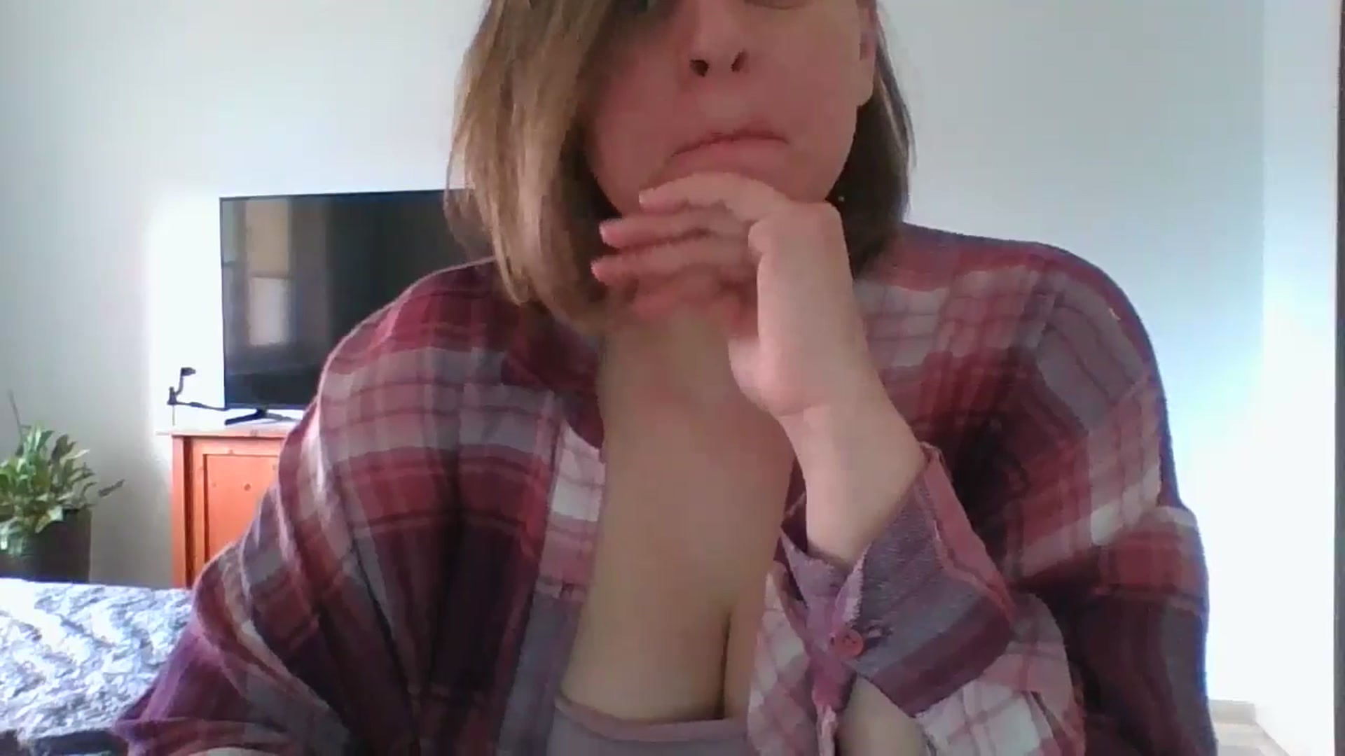 Gallery image thumbnail from Krissy_Lace's myfreecams stream on, 04/16/2026, 12:31 image 16 of 20