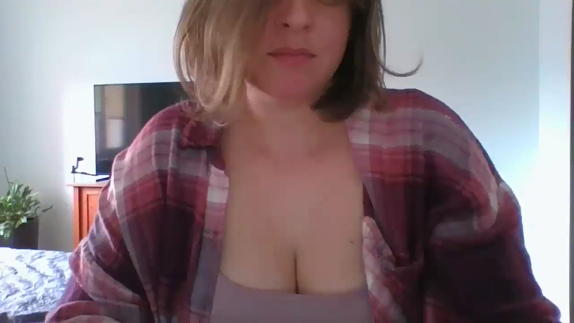 Gallery image thumbnail from Krissy_Lace's myfreecams stream on, 04/16/2026, 12:31 image 5 of 20