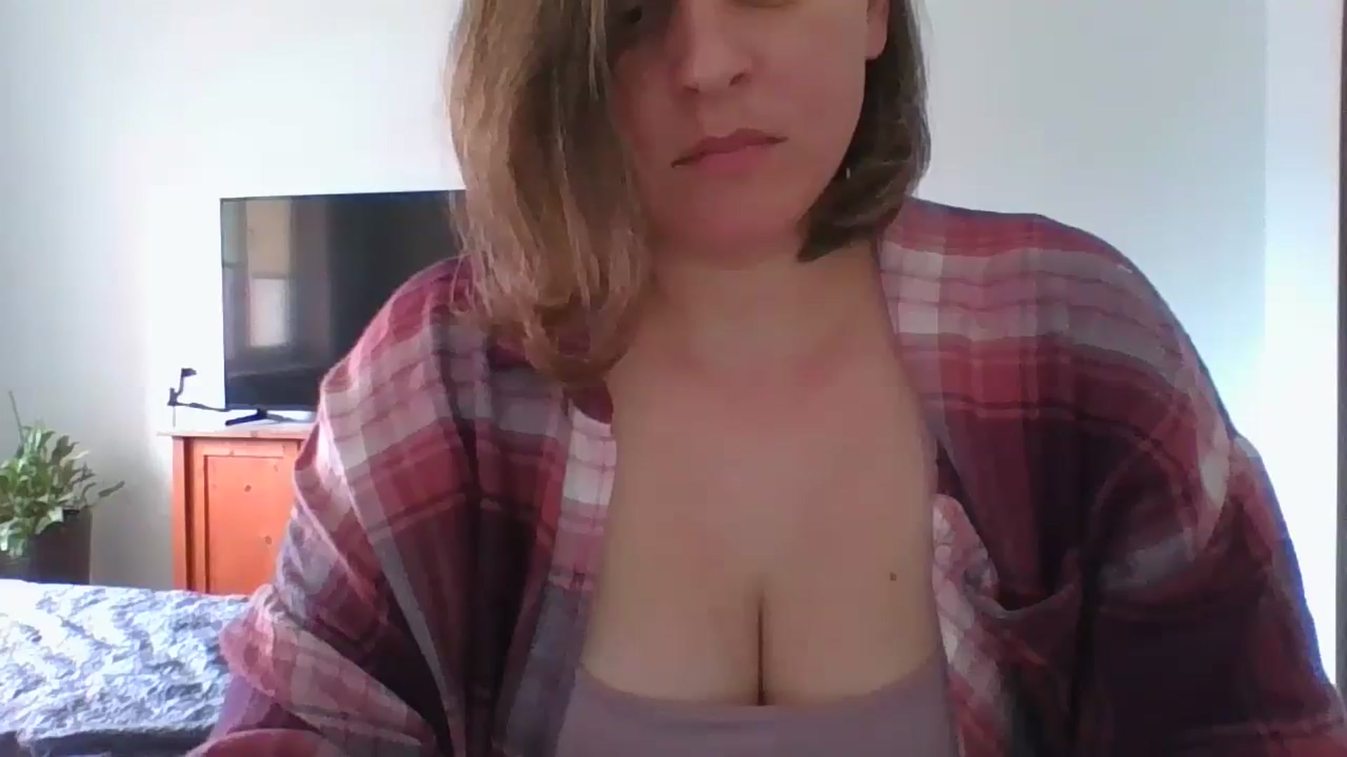 Gallery image thumbnail from Krissy_Lace's myfreecams stream on, 04/16/2026, 12:31 image 3 of 20