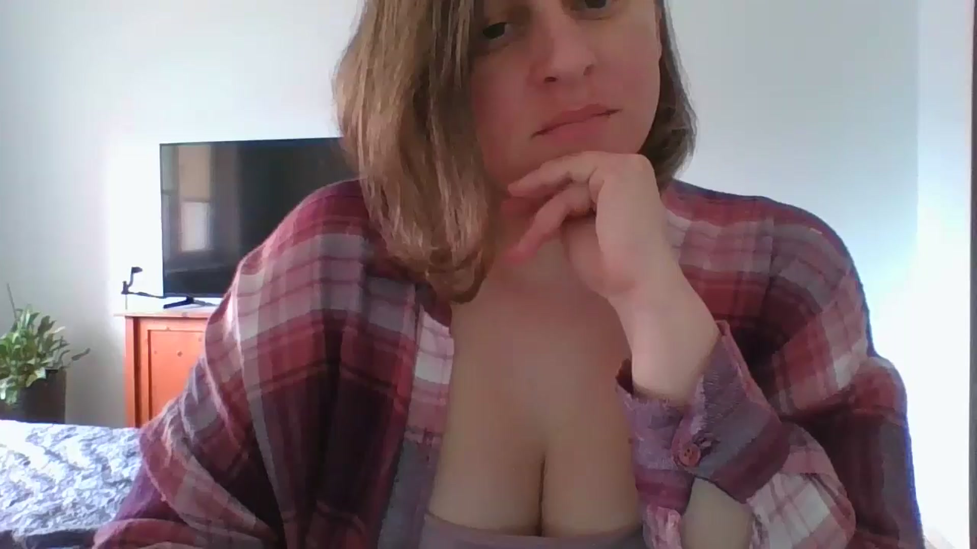 Gallery image thumbnail from Krissy_Lace's myfreecams stream on, 04/16/2026, 12:31 image 2 of 20