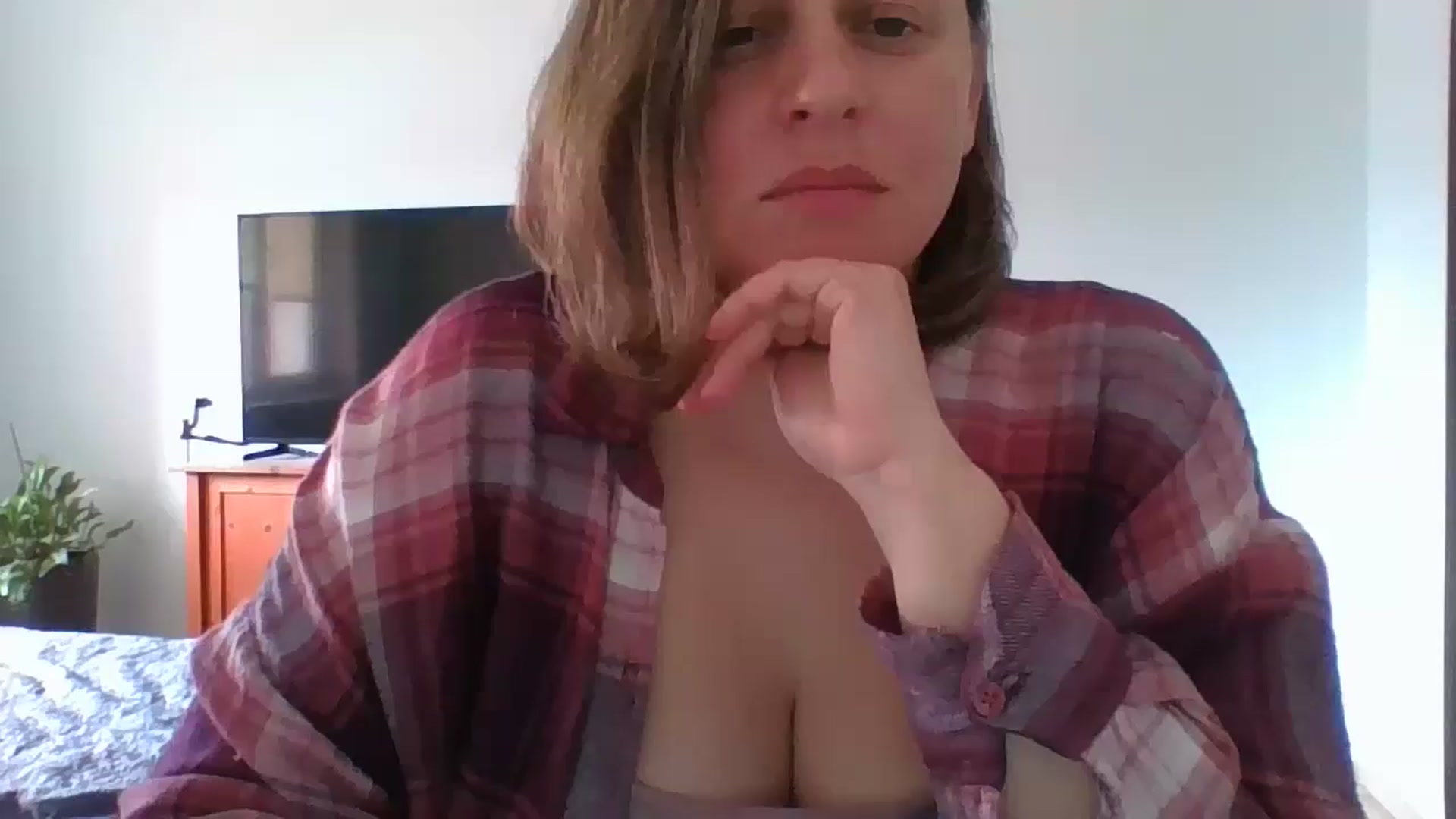 Gallery image thumbnail from Krissy_Lace's myfreecams stream on, 04/16/2026, 12:31 image 1 of 20