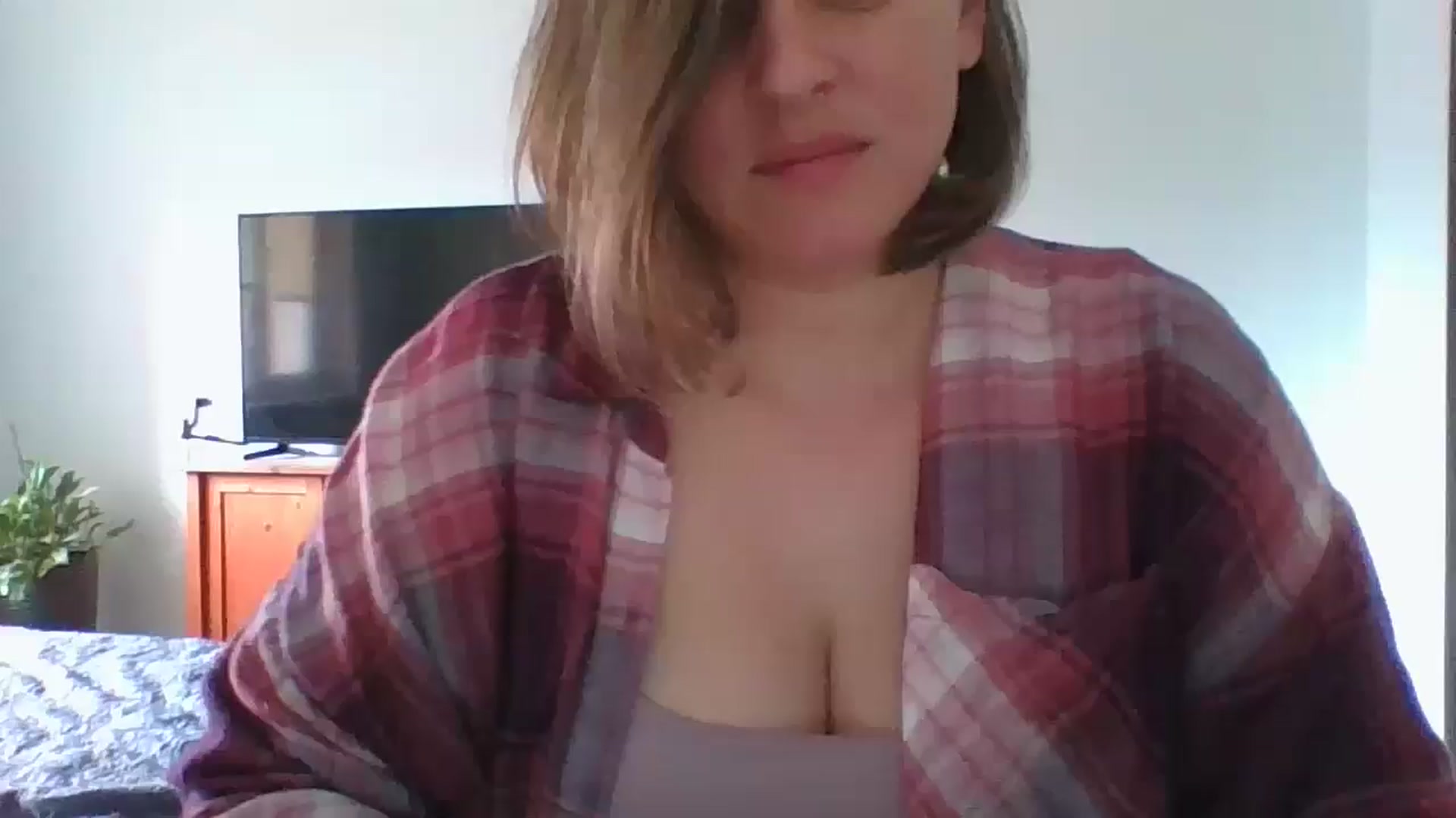 Gallery image thumbnail from Krissy_Lace's myfreecams stream on, 04/16/2026, 12:31 image 14 of 20