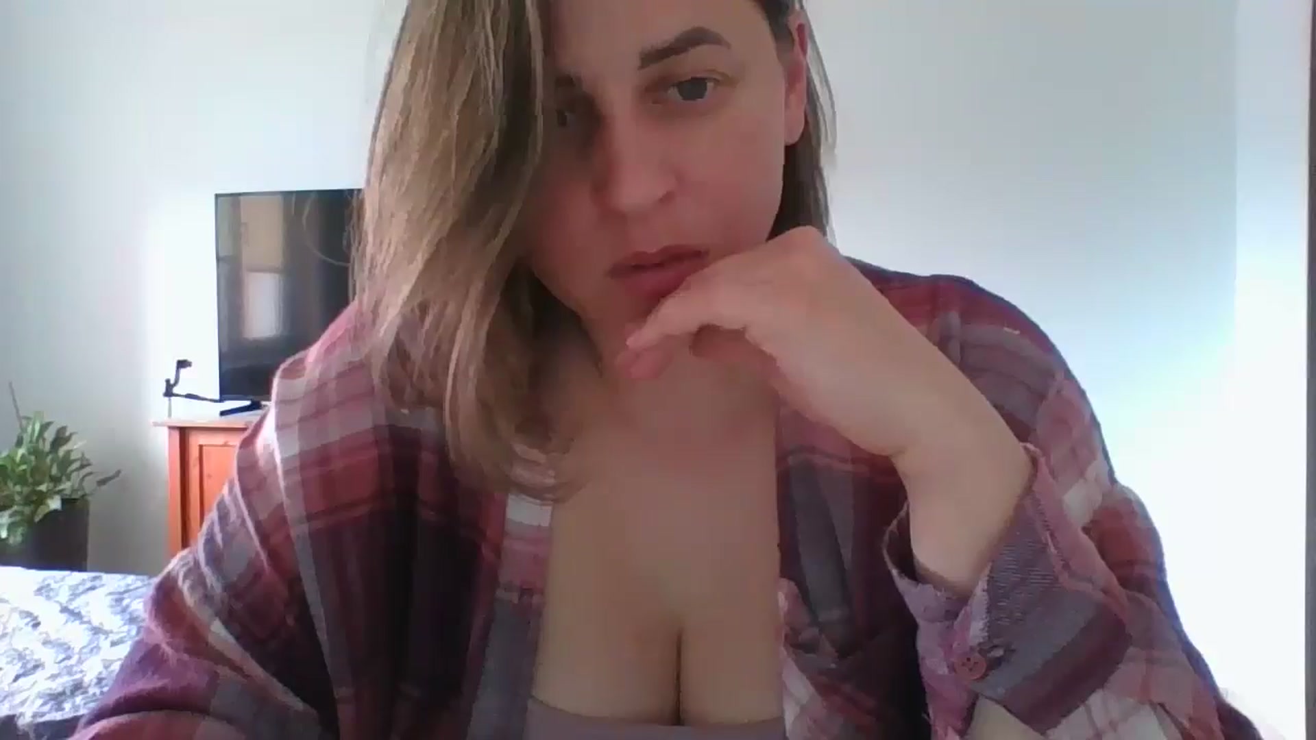 Gallery image thumbnail from Krissy_Lace's myfreecams stream on, 04/16/2026, 12:31 image 9 of 20