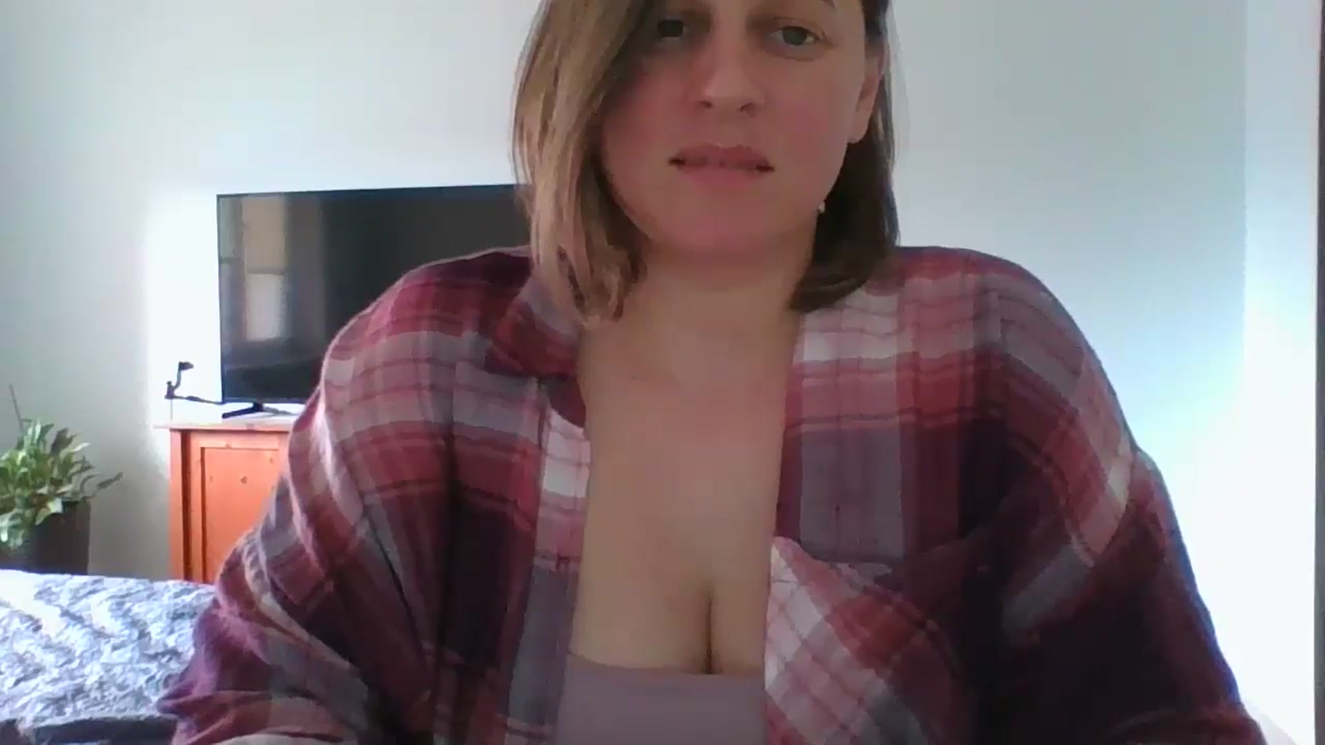 Gallery image thumbnail from Krissy_Lace's myfreecams stream on, 04/16/2026, 12:31 image 15 of 20