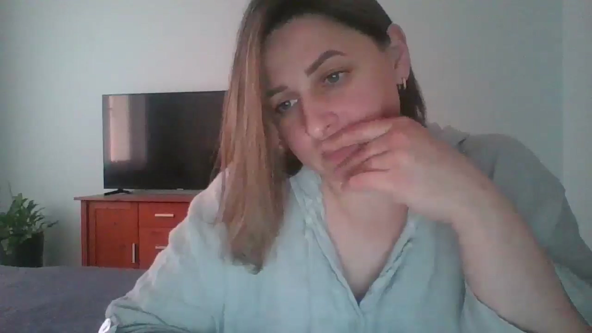 Gallery image thumbnail from Krissy_Lace's myfreecams stream on, 04/21/2026, 16:45 image 17 of 20