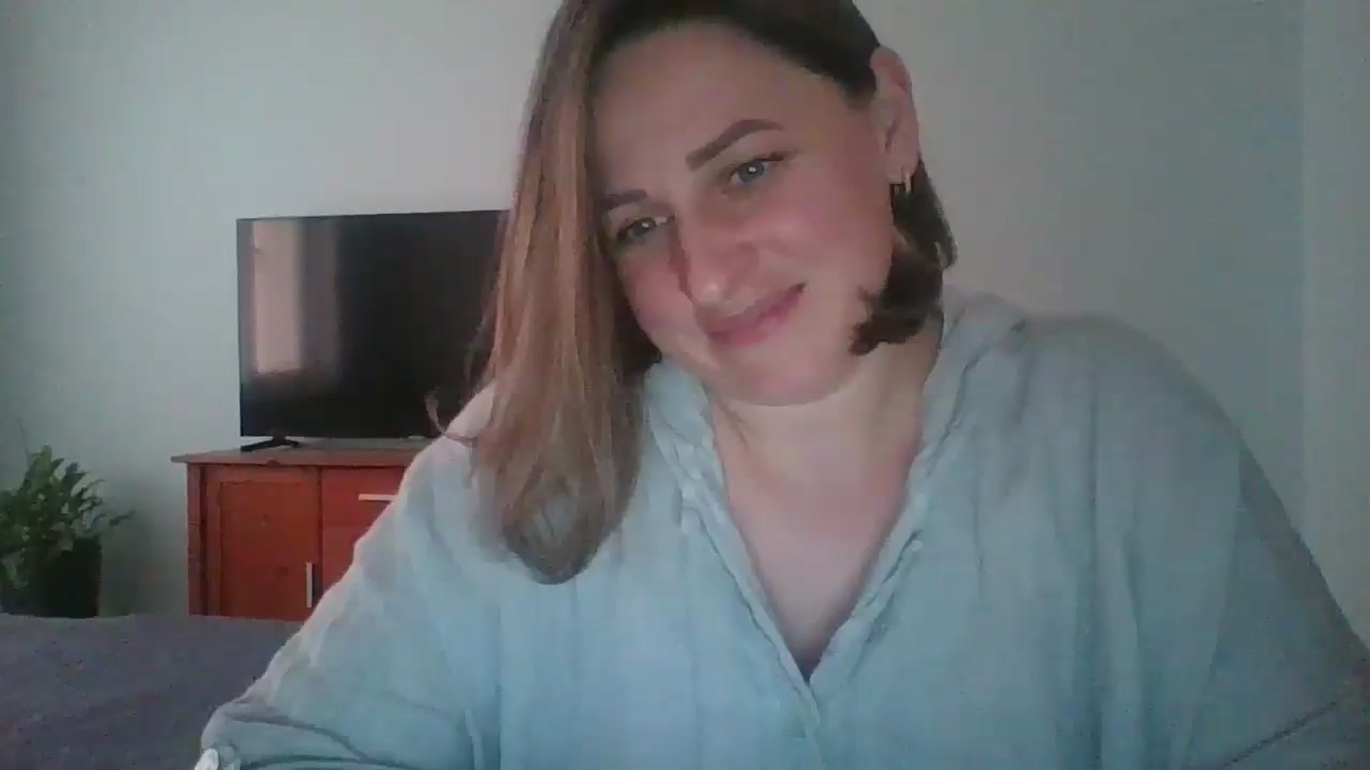 Gallery image thumbnail from Krissy_Lace's myfreecams stream on, 04/21/2026, 16:45 image 19 of 20